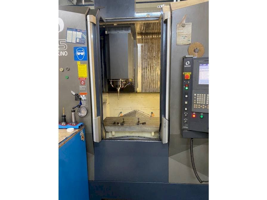 Vista frontale della macchina Makino F5