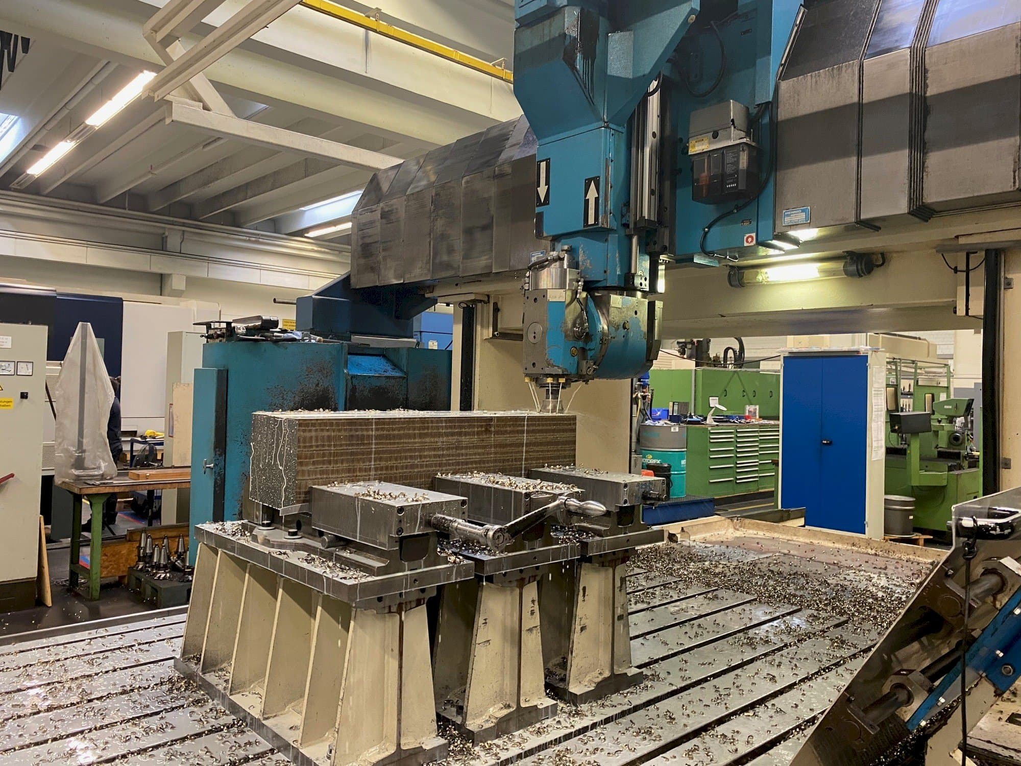 Vista frontale della macchina Forest Line Seramill 240