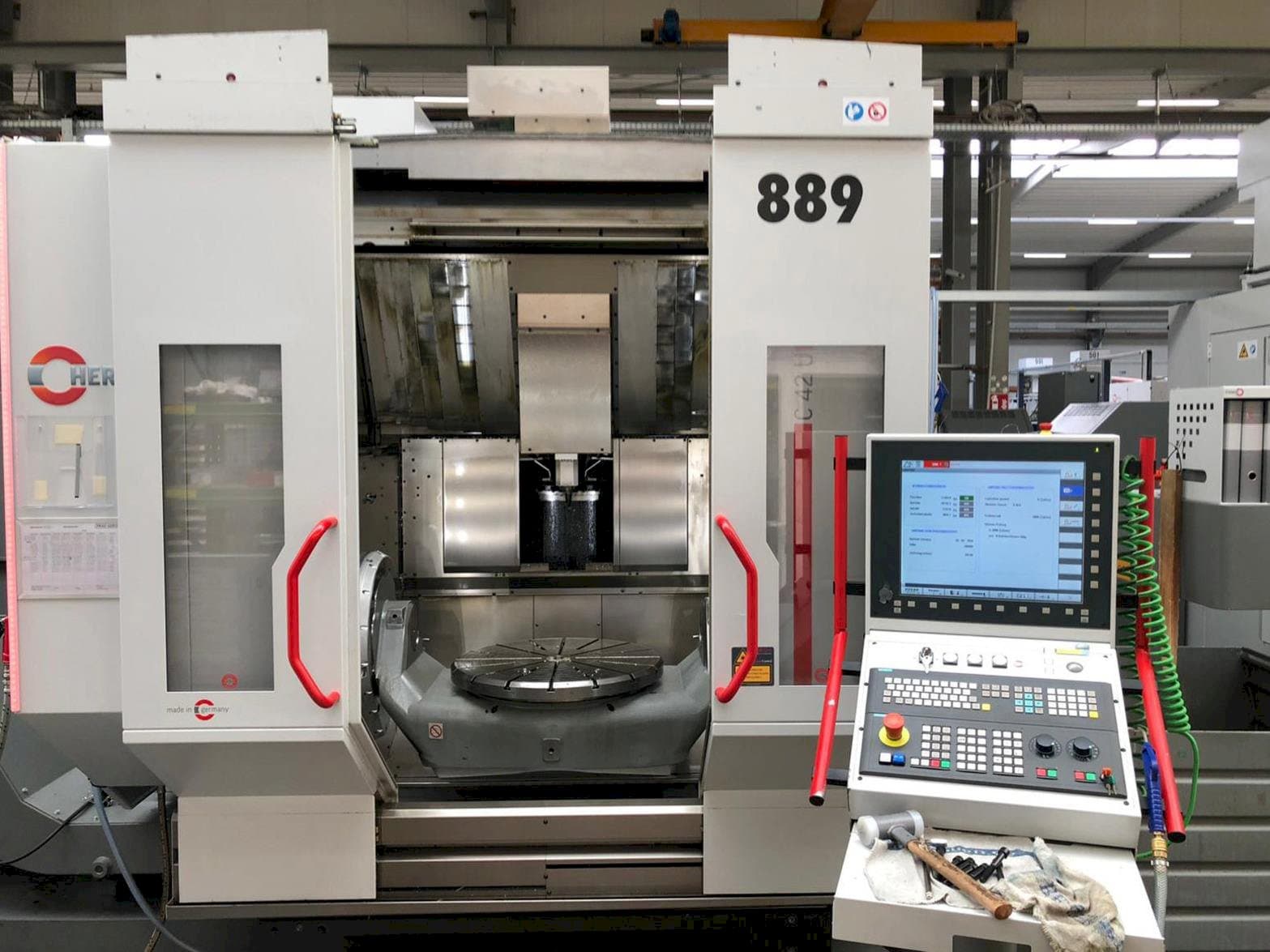 Vista frontale della macchina HERMLE C42U MT