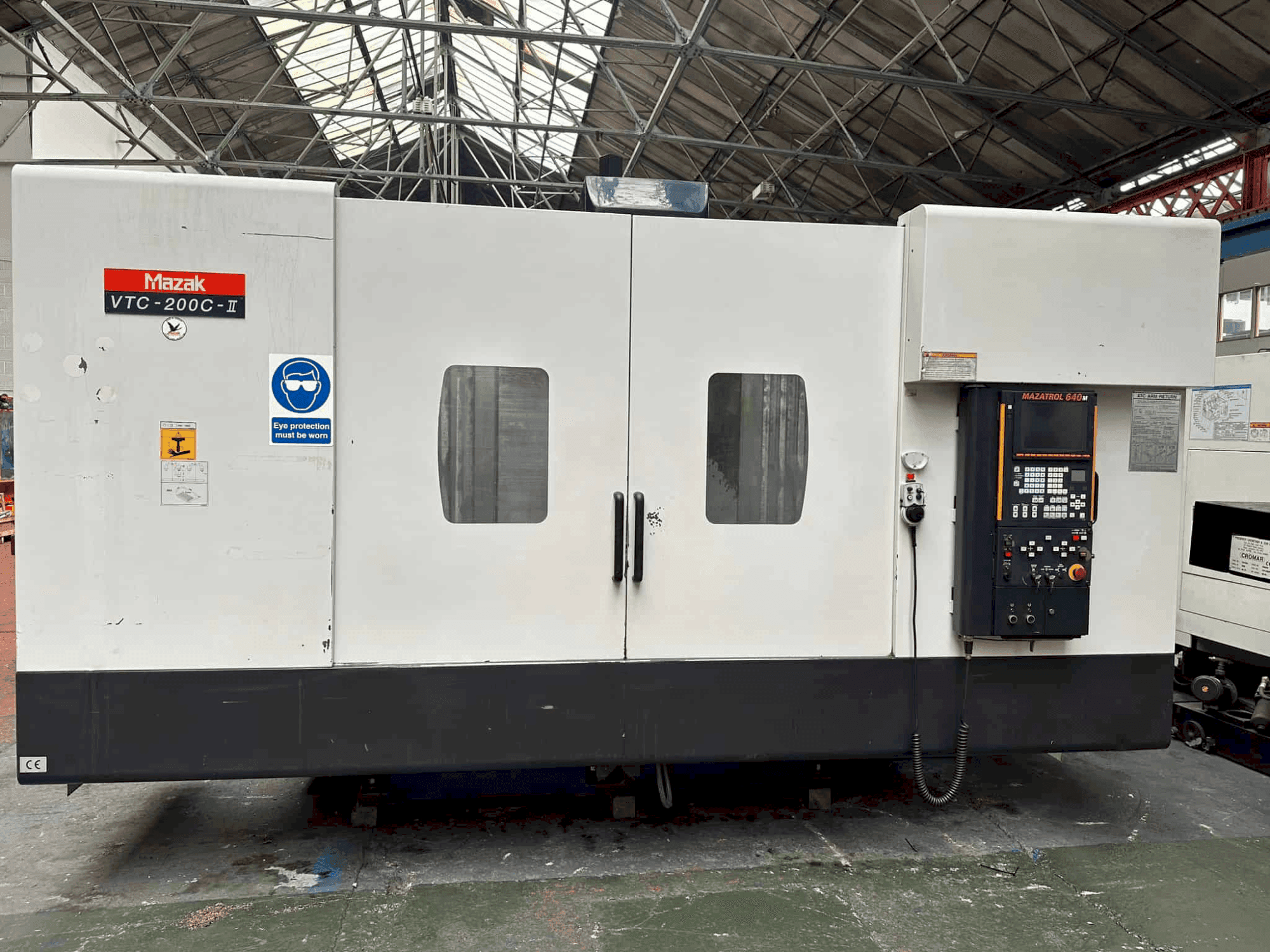 Vista frontale della macchina Mazak VTC - 200C