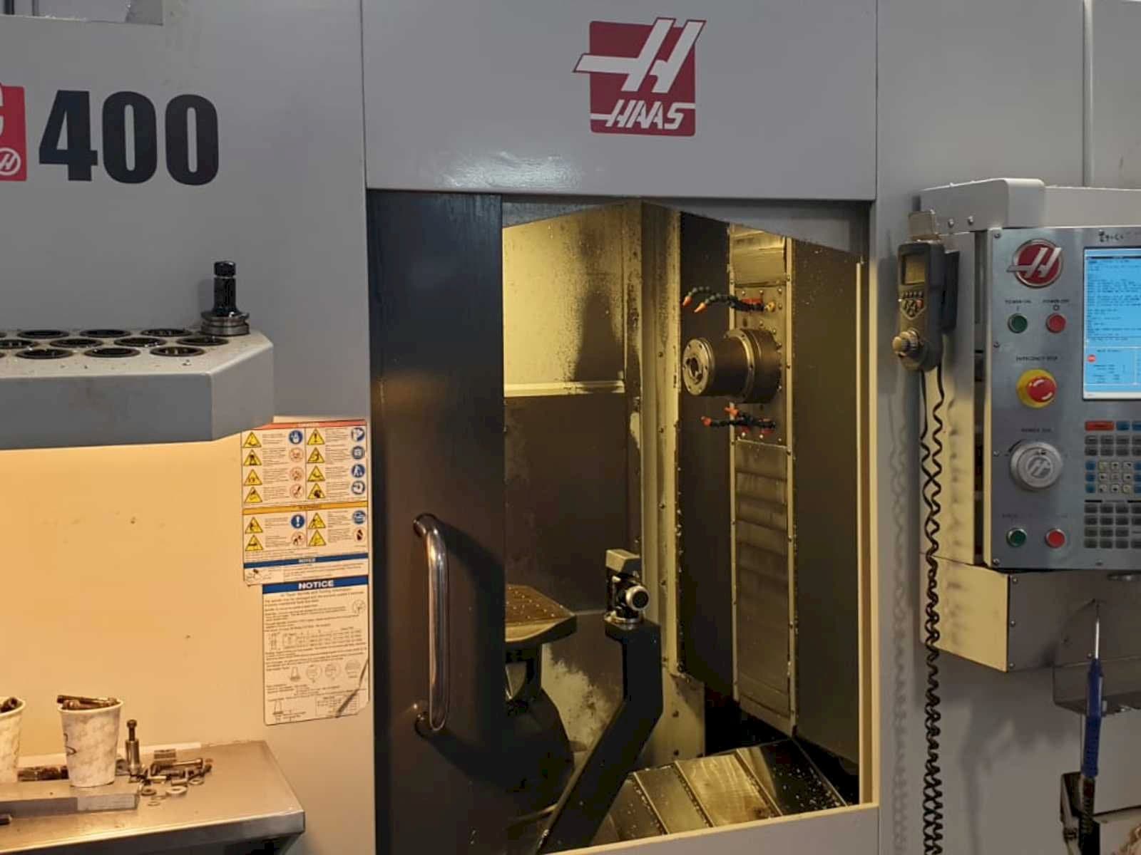 Vista frontale della macchina HAAS EC400