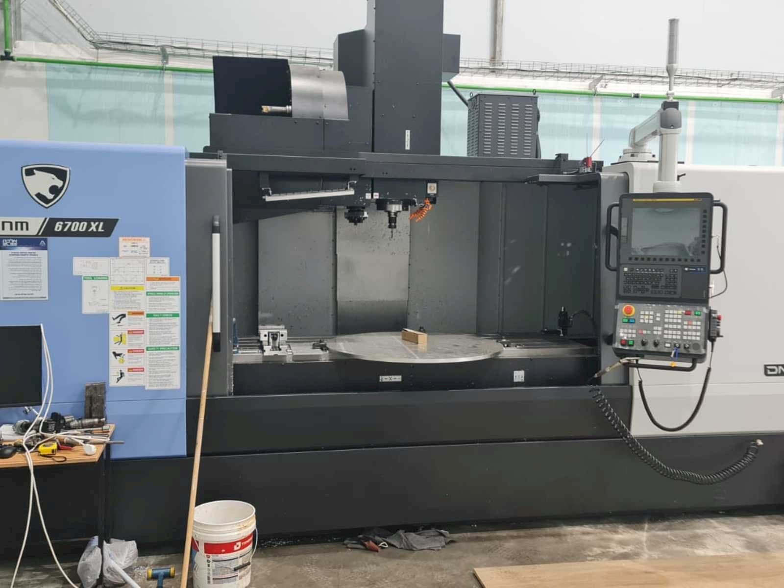 Vista frontale della macchina Doosan DNM 6700 XL