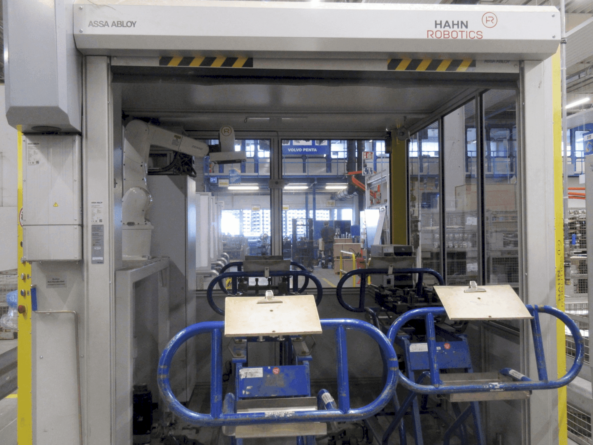 Vista frontale della macchina HAHN Robotics CAT Final Check EOL  (2021)