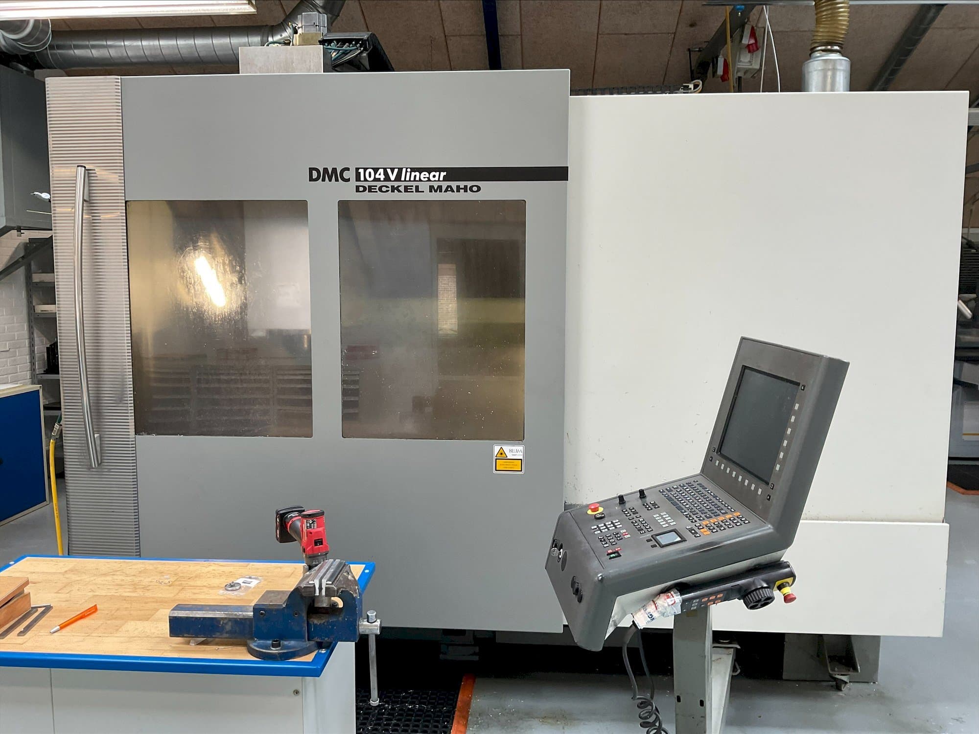 Vista frontale della macchina DMG MORI DMC 104V linear