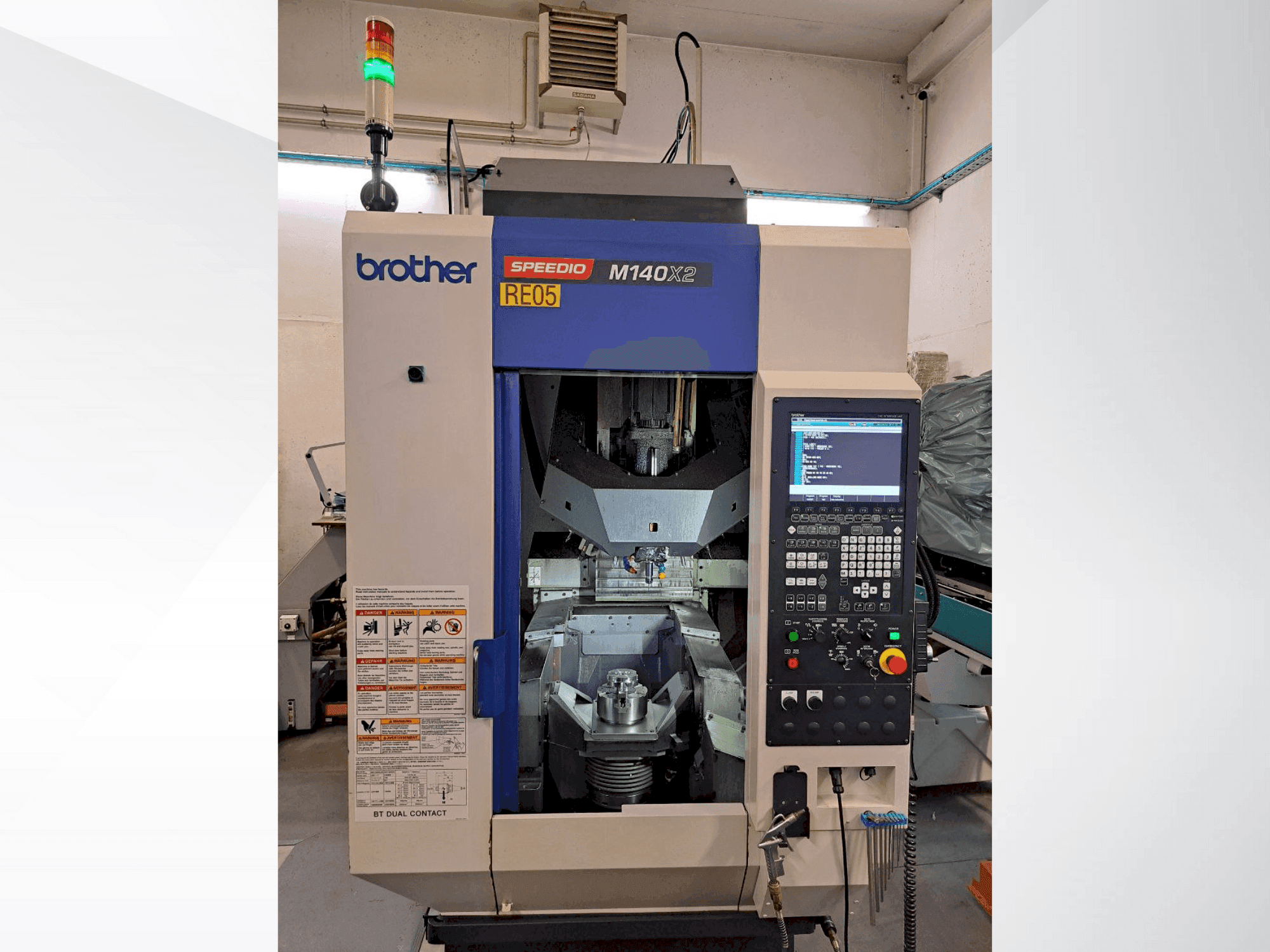 Vista frontale della macchina Brother SPEEDIO M140X2