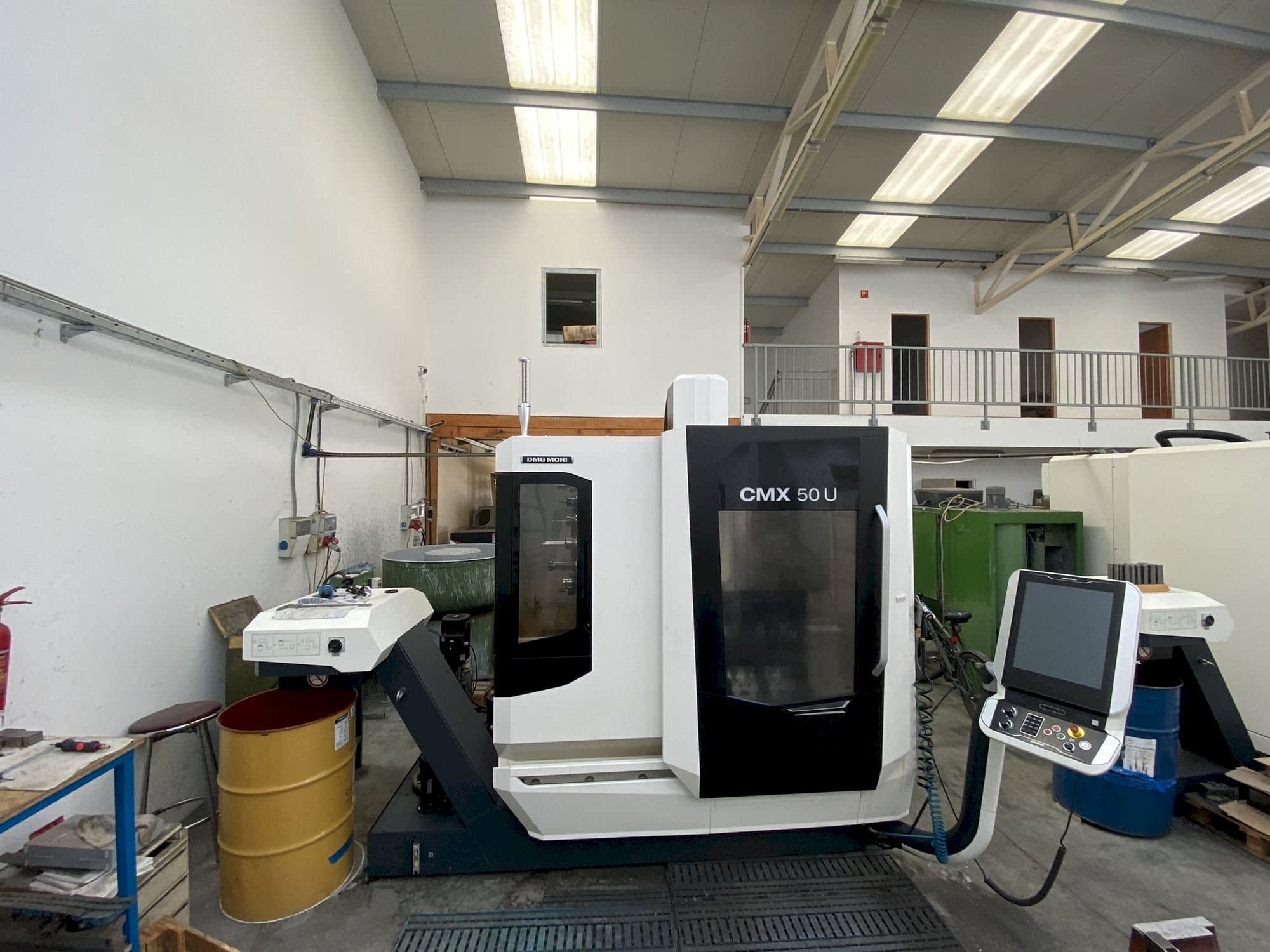 Vista frontale della macchina DMG MORI CMX 50 U