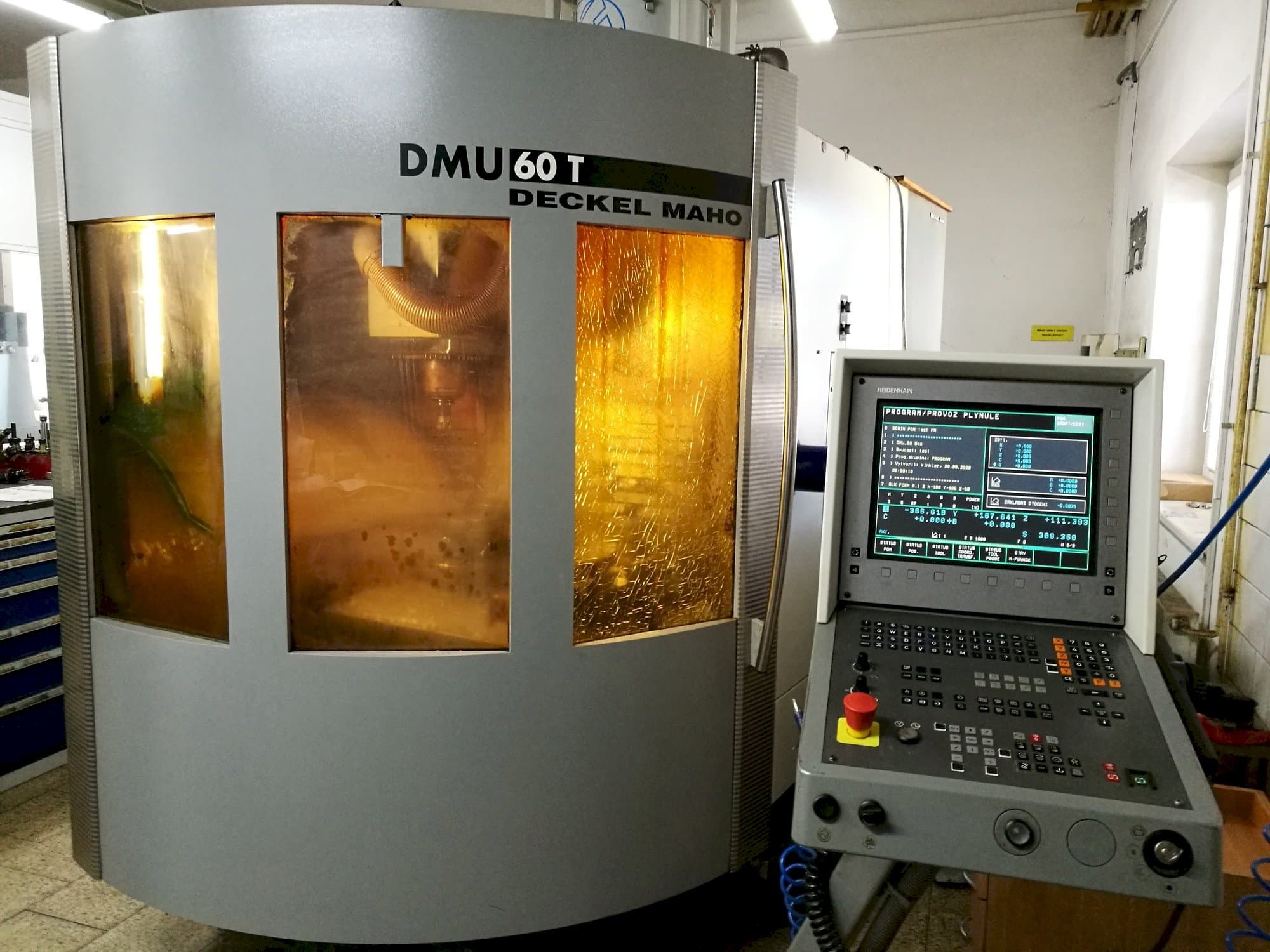 Vista frontale della macchina DECKEL MAHO DMU 60T