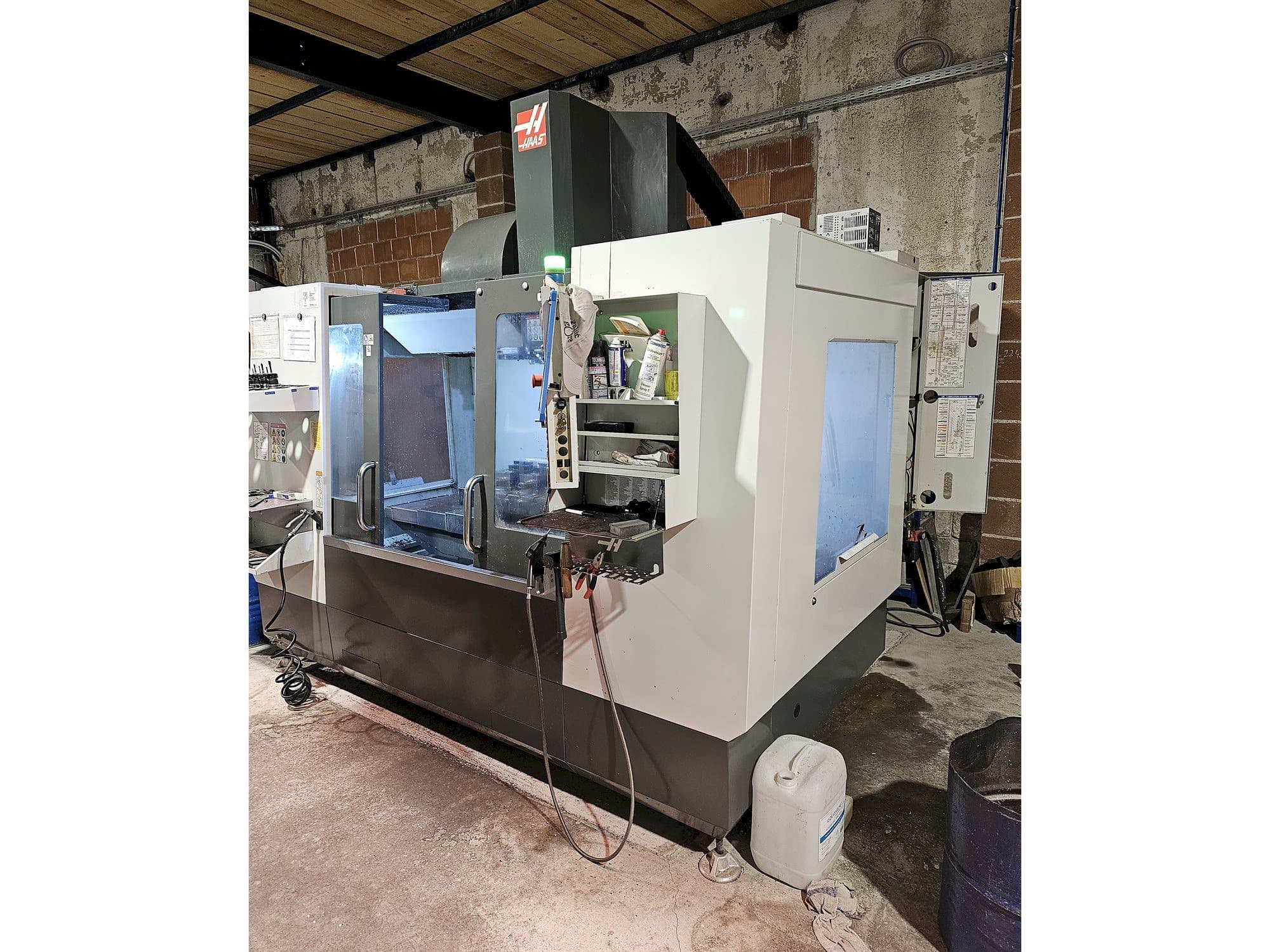 Vista frontale della macchina HAAS VM3