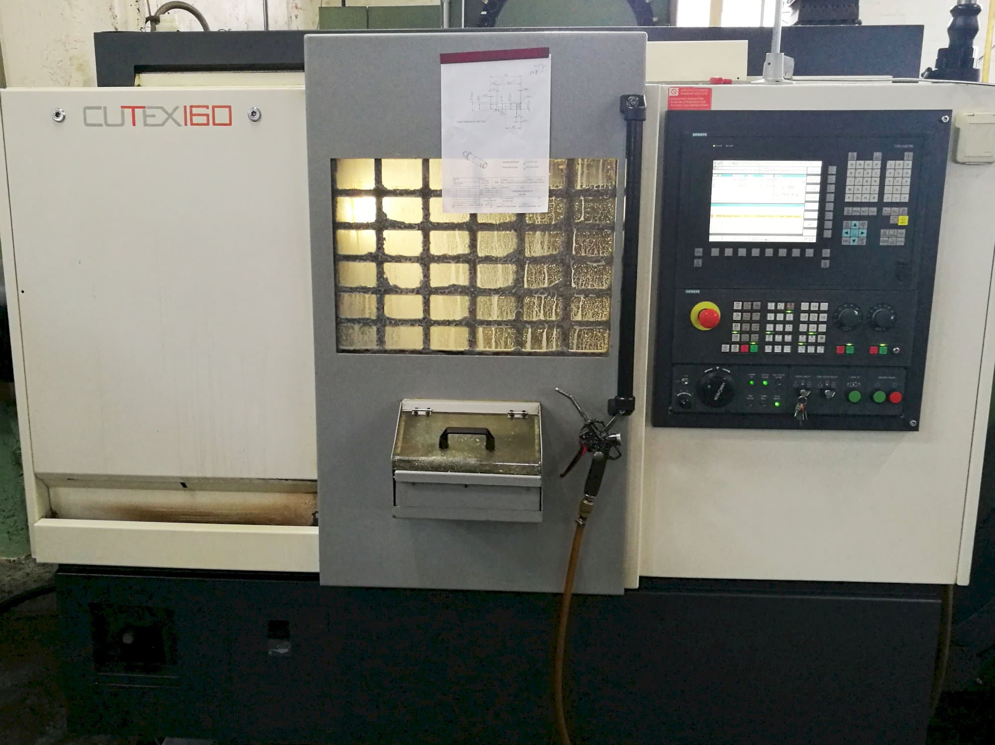 Vista frontale della macchina HWACHEON CUTEX-160