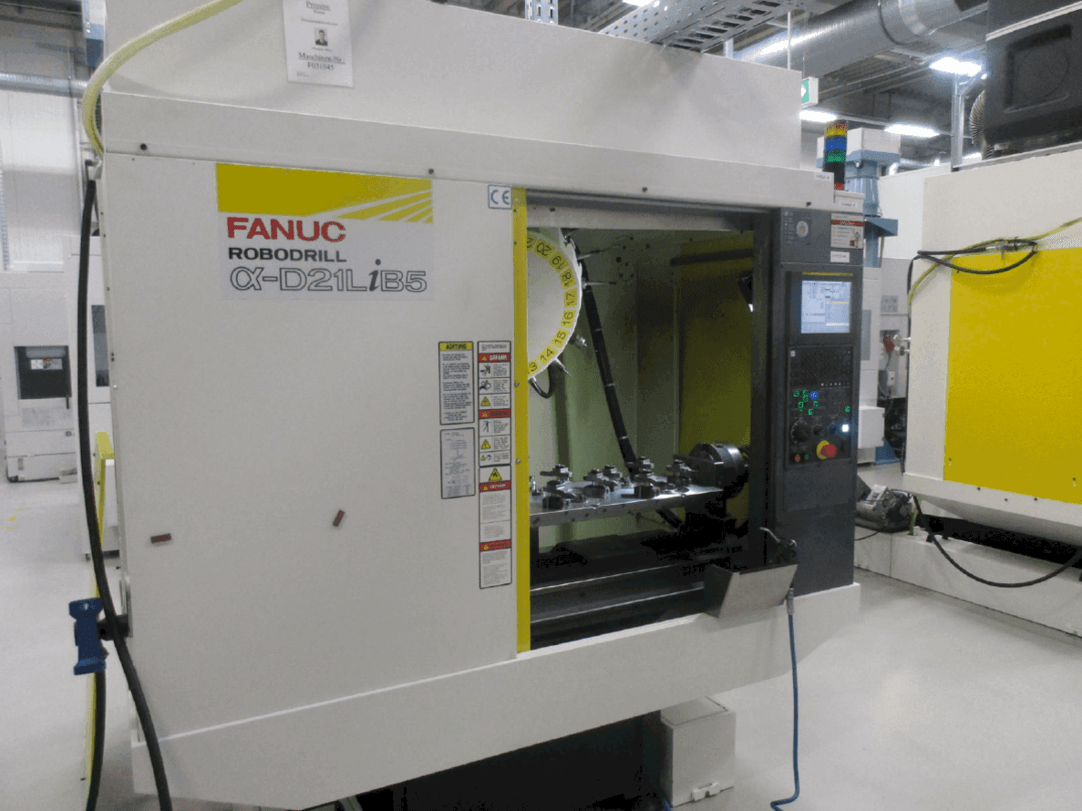 Vista frontale della macchina FANUC ROBODRILL Alpha D21LiB5