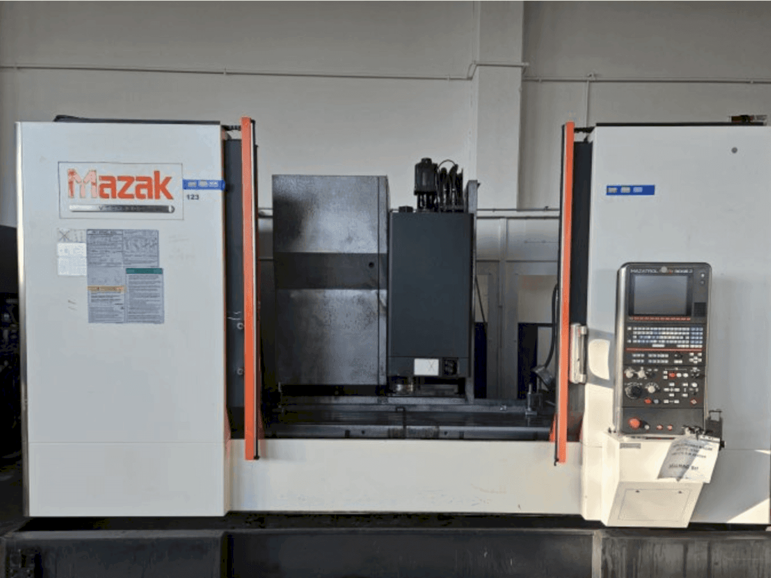 Vista frontale della macchina Mazak VTC-530C