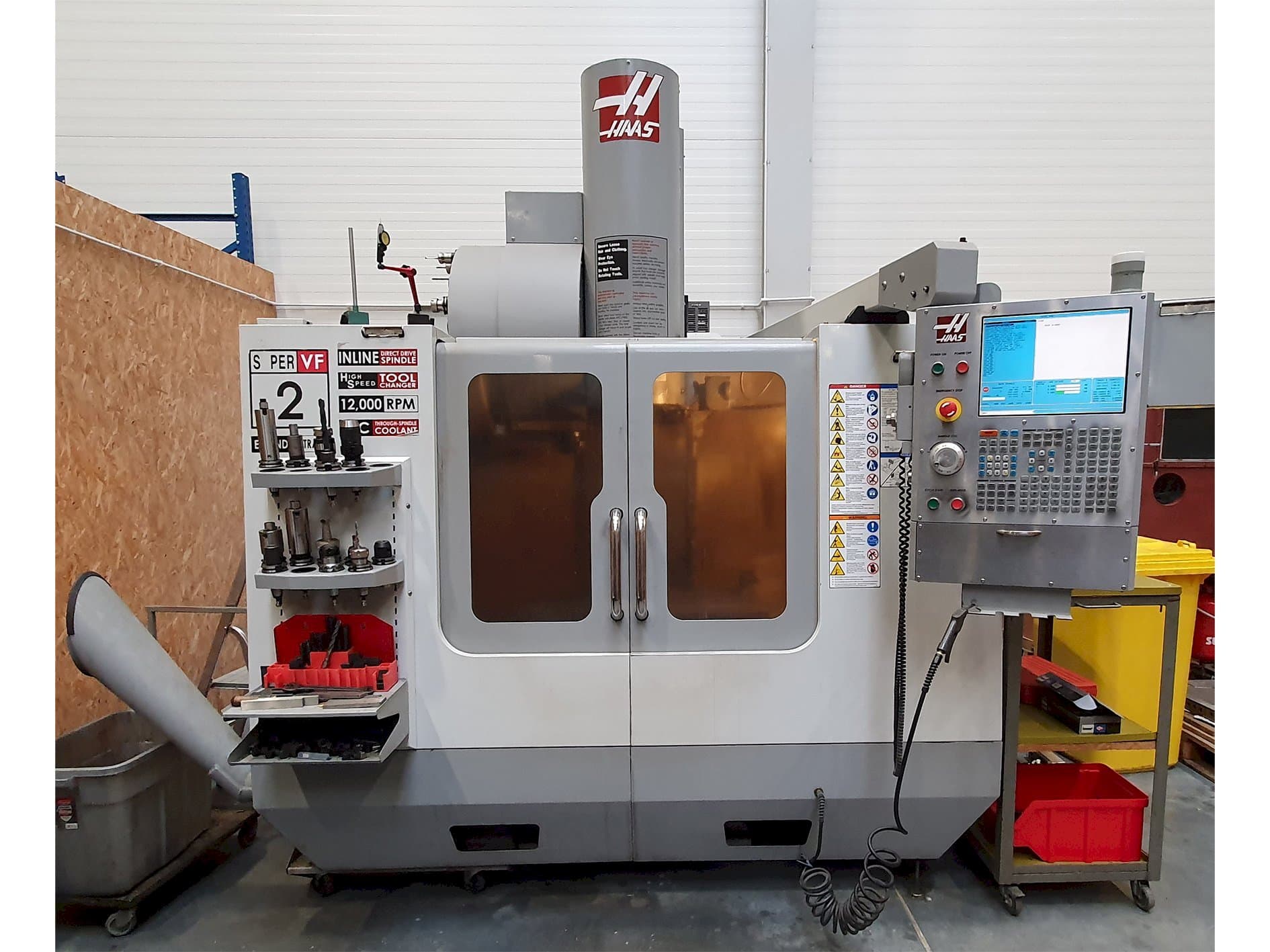 Vista frontale della macchina HAAS VF2-SSYTHE