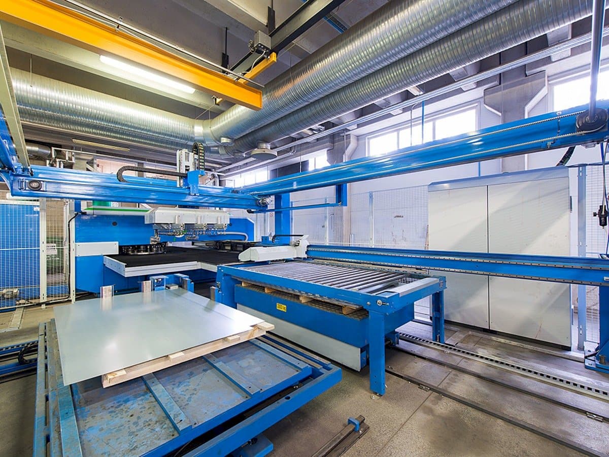 Vista laterale sinistra della macchina Finn-Power E 5 Lui