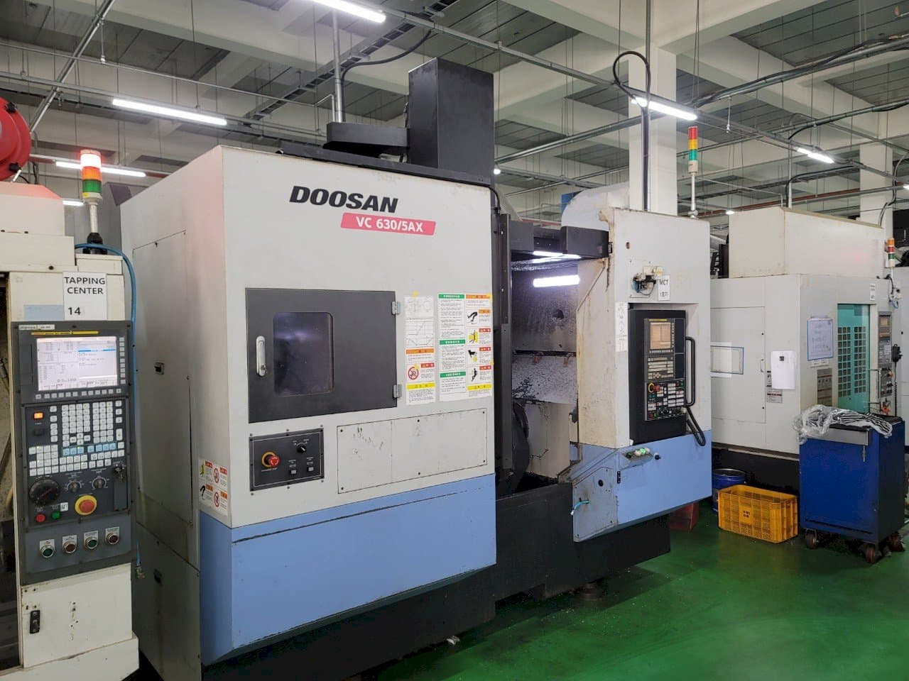 Vista frontale della macchina Doosan VC 630/5AX