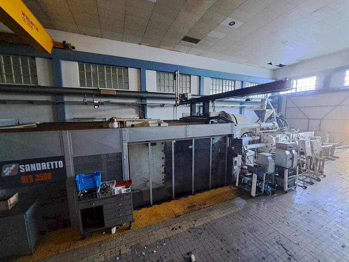 Vista frontale della macchina SANDRETTO HES 3500