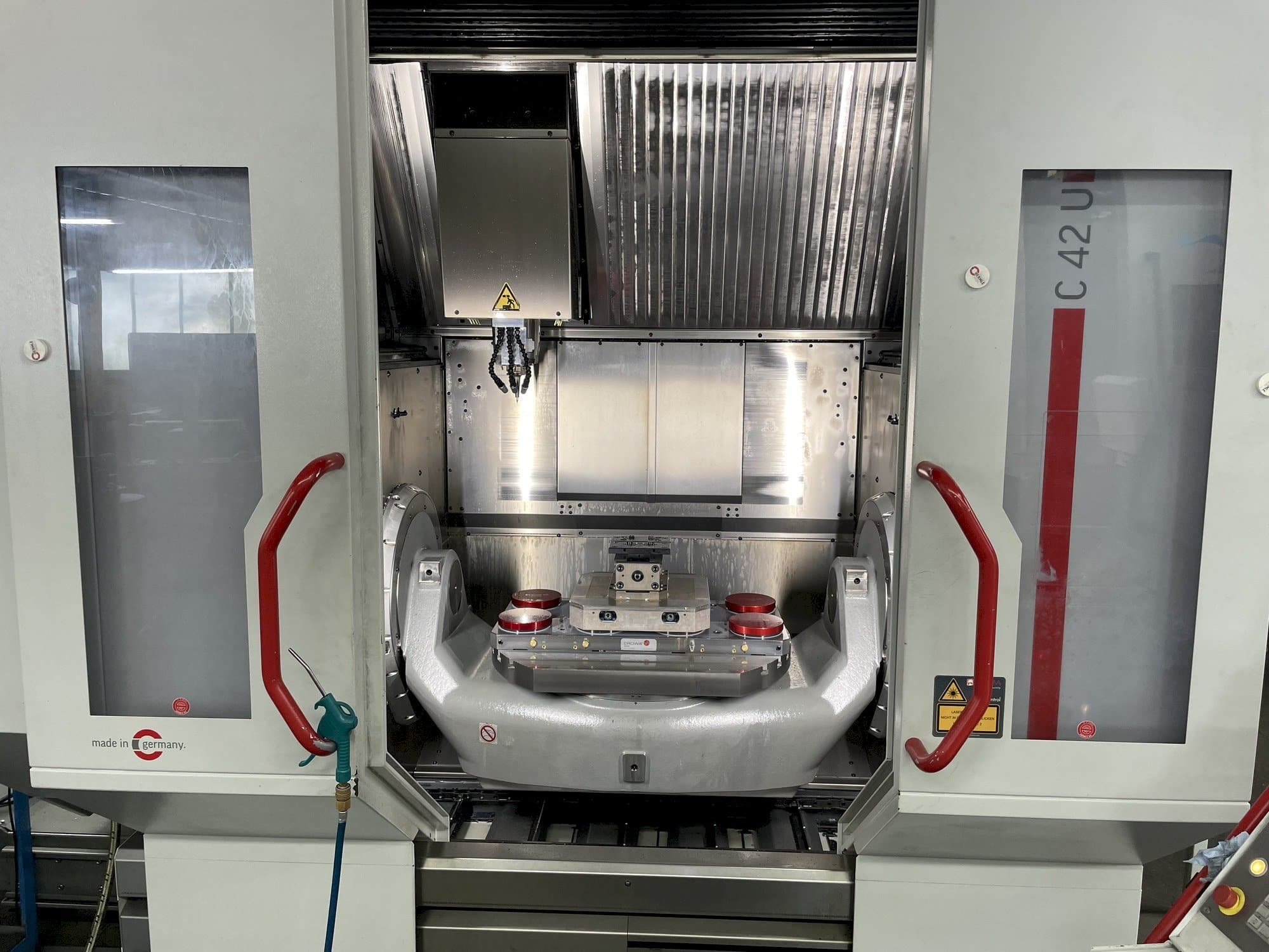 Vista frontale della macchina HERMLE C 42 U