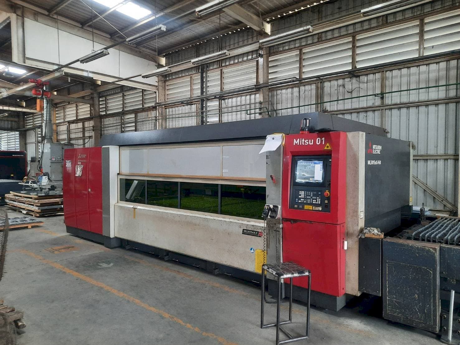 Vista frontale della macchina Mitsubishi ML3015eX F60