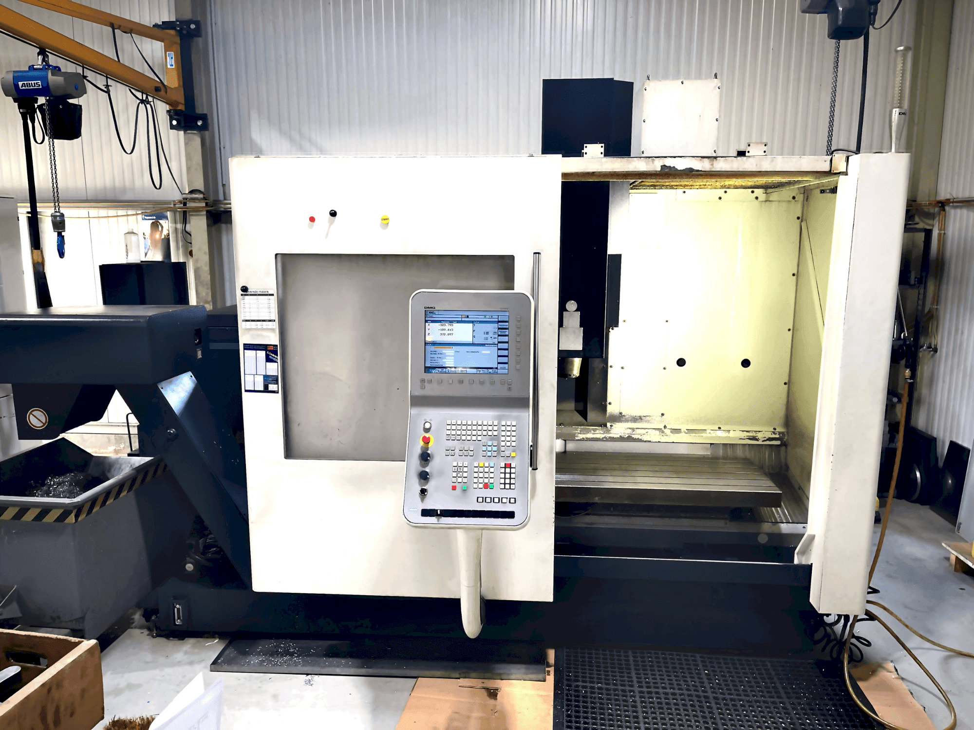 Vista frontale della macchina DMG MORI DMC 1035 v eco