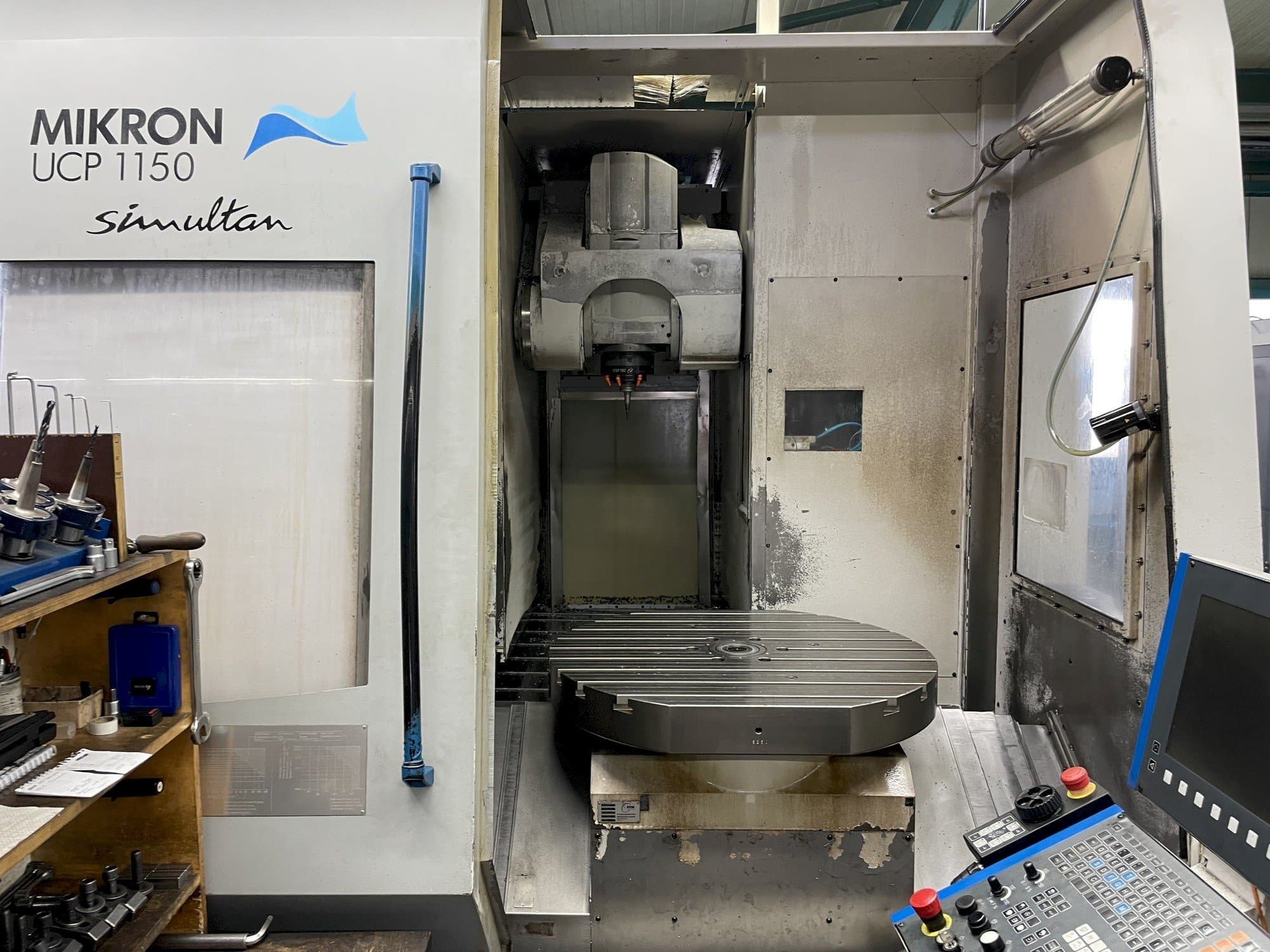 Vista frontale della macchina MIKRON UCP 1150 SIMULTAN