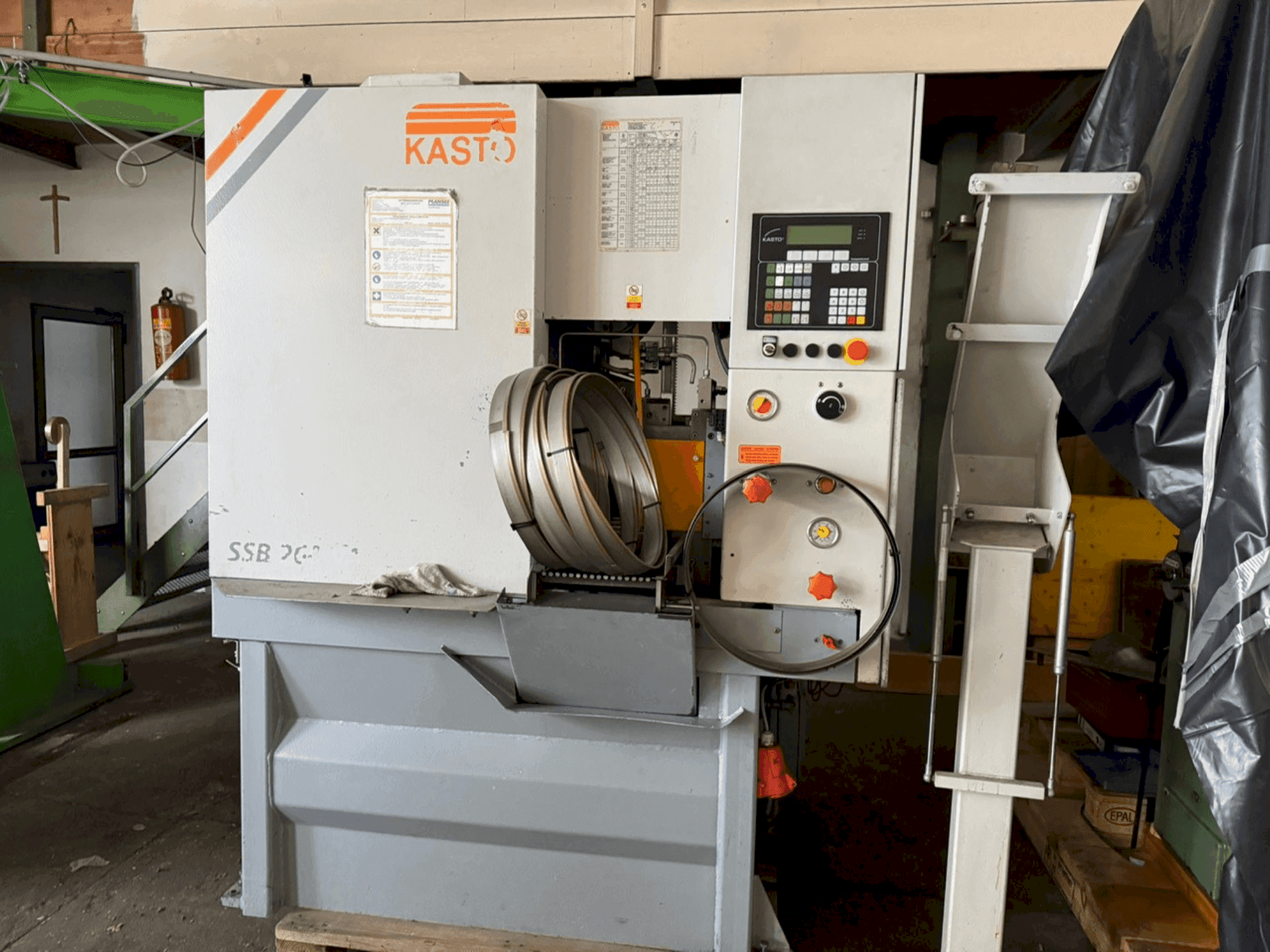 Vista frontale della macchina KASTO SSB 260 VA-CC-CNC