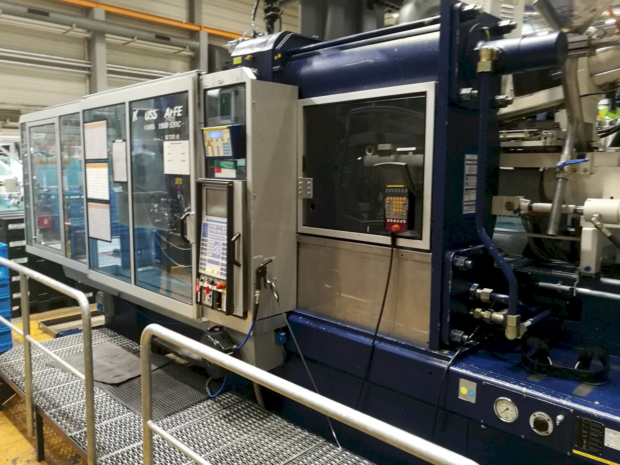 Vista lato destro della macchina Krauss Maffei 650-1900-520 CZ