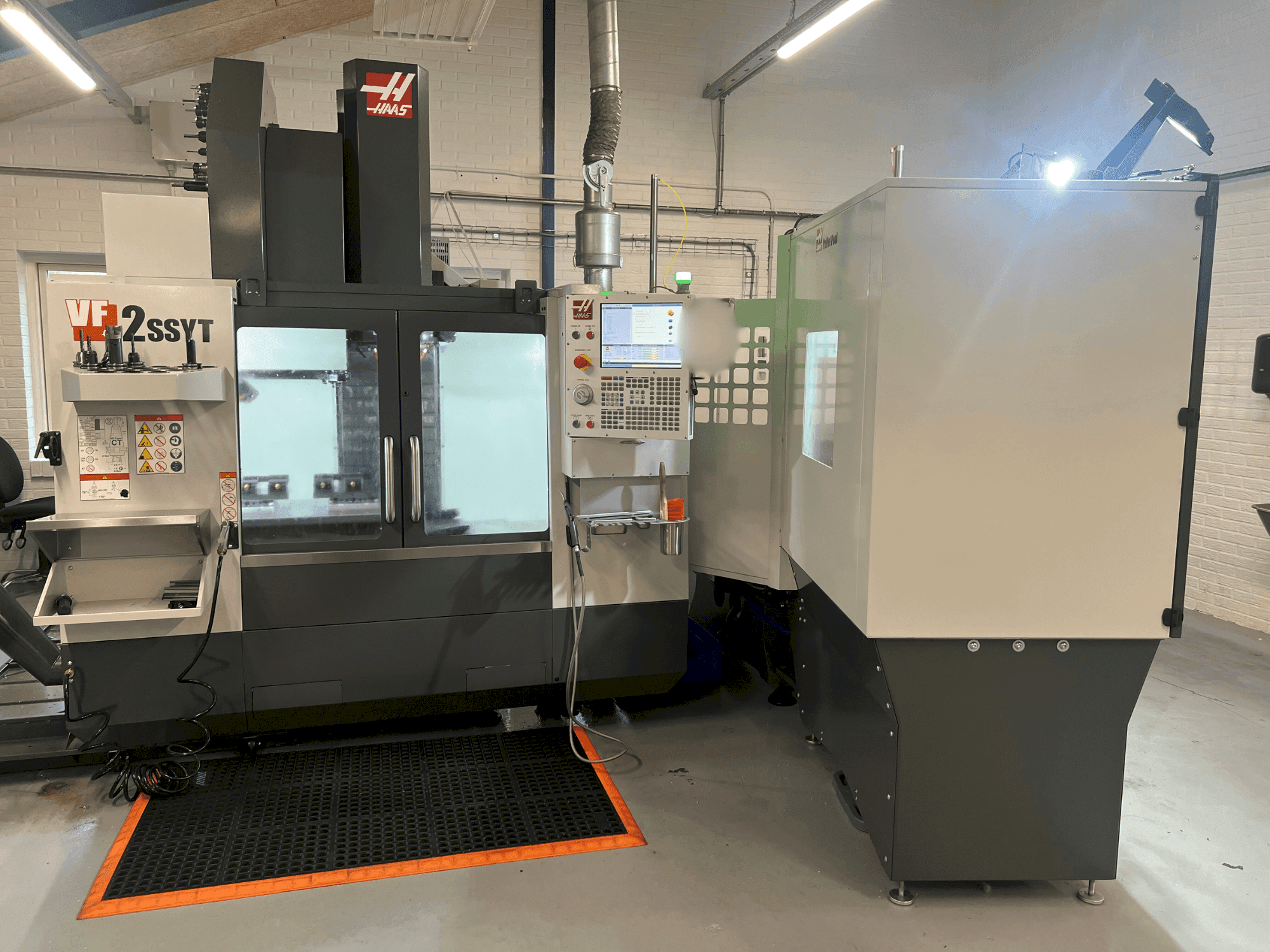 Vista frontale della macchina HAAS VF-2SSYT