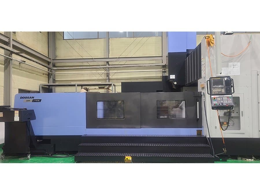 Vista frontale della macchina Doosan BM 2740M