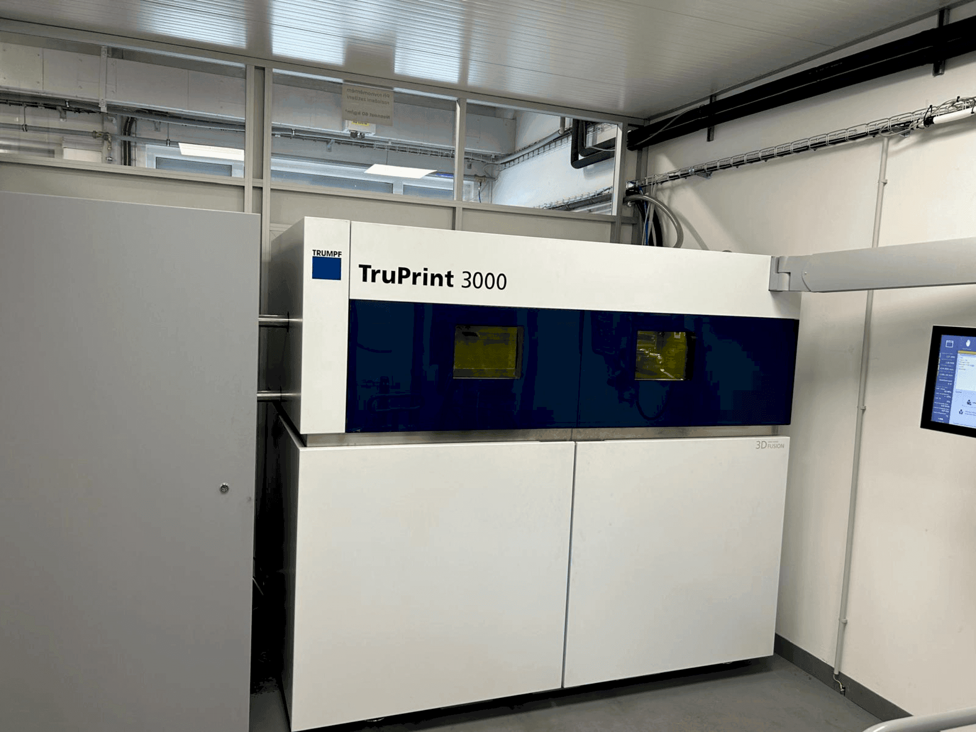 Vista frontale della macchina TRUMPF TruPrint 3000