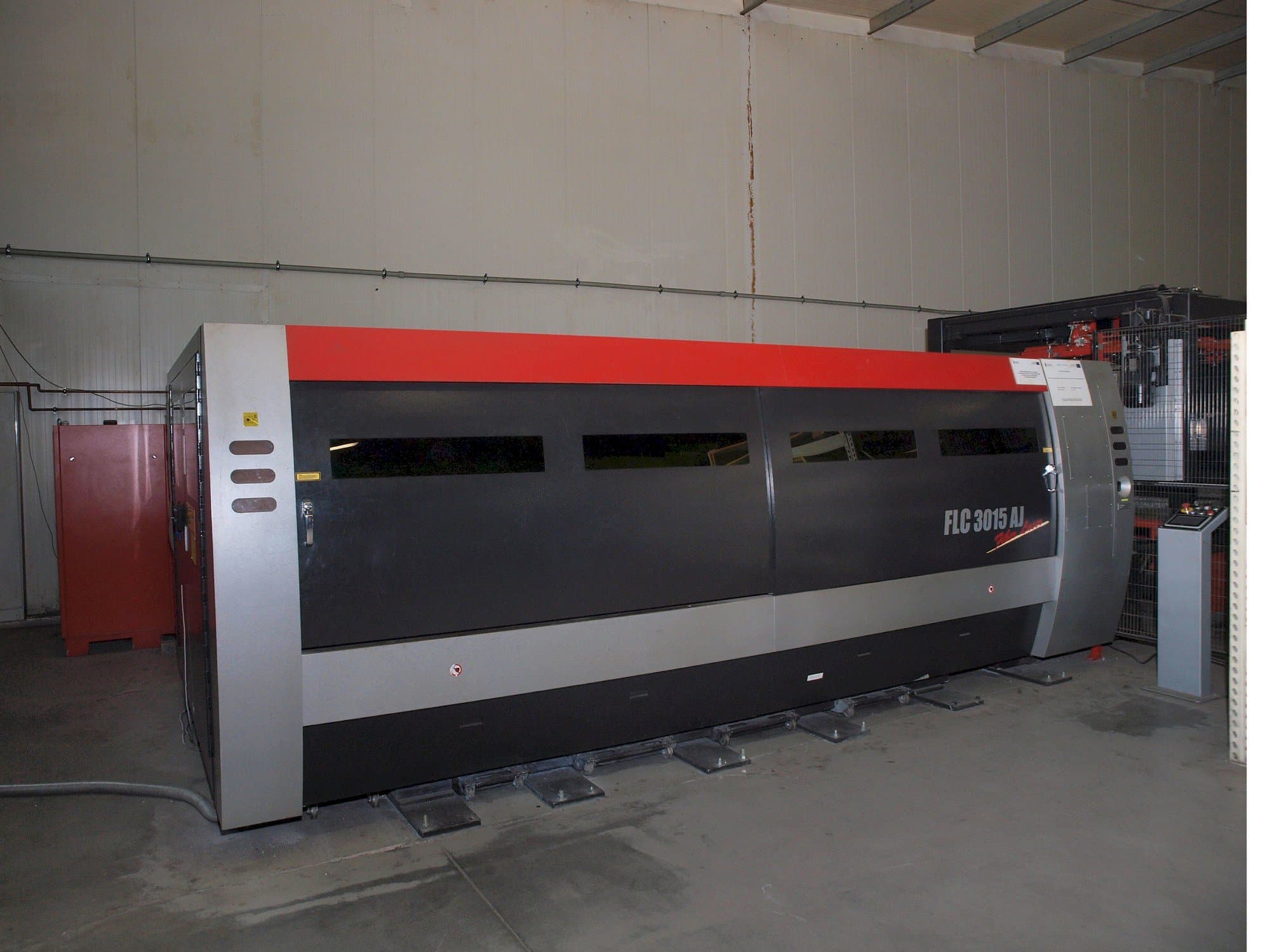 Vista frontale della macchina AMADA LC-3015 AJ 2kW Fiber laser