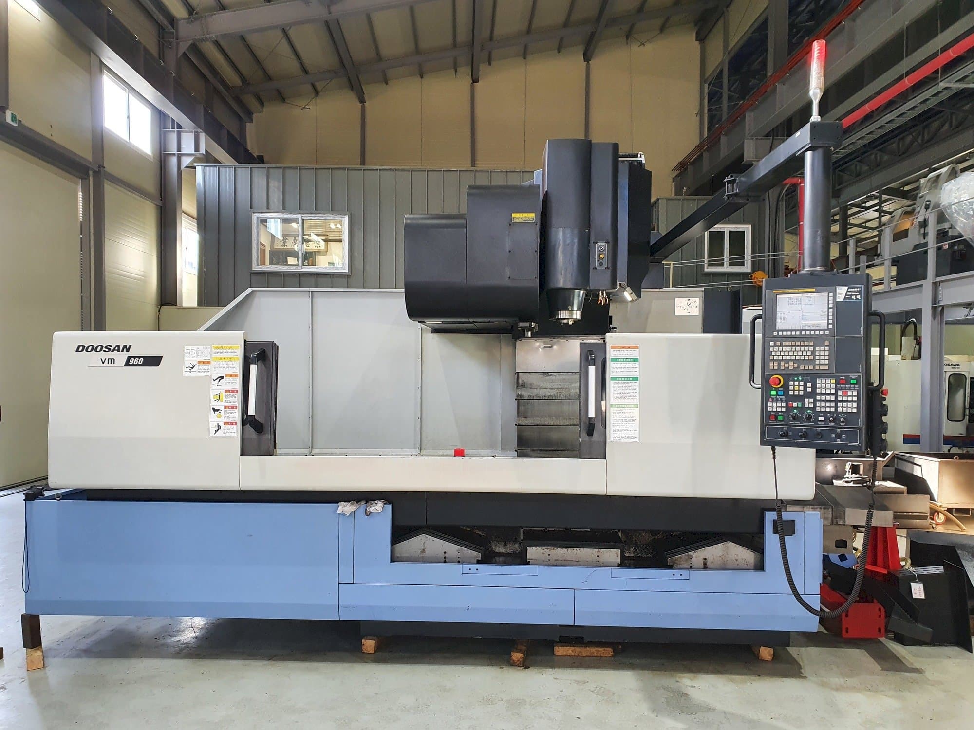 Vista frontale della macchina Doosan VM 960