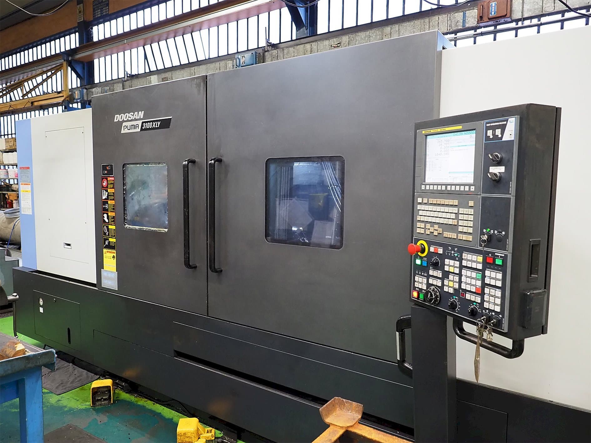 Vista frontale della macchina Doosan Puma 3100XLY