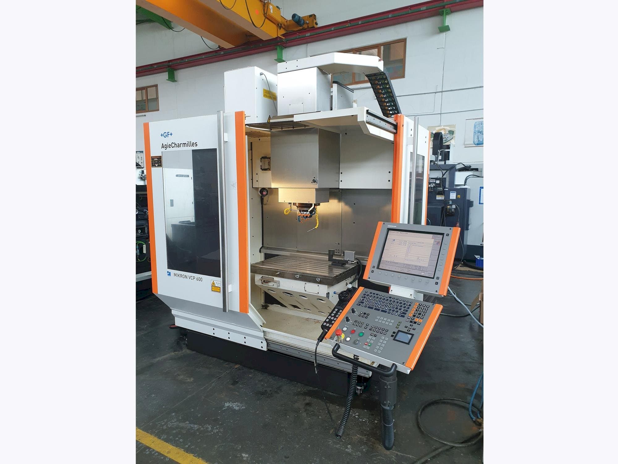 Vista frontale della macchina MIKRON VCP 600