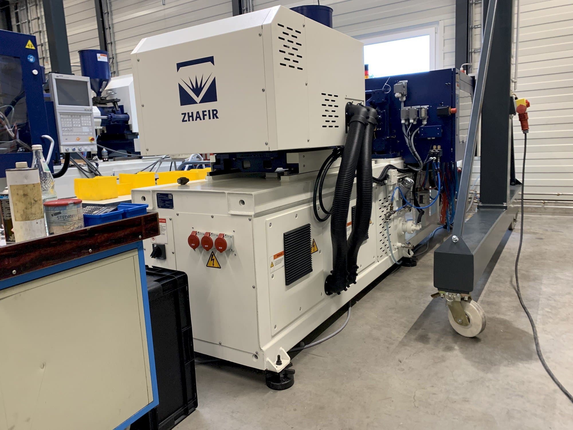 Vista laterale sinistra della macchina ZHAFIR ZERES 600 Haitian