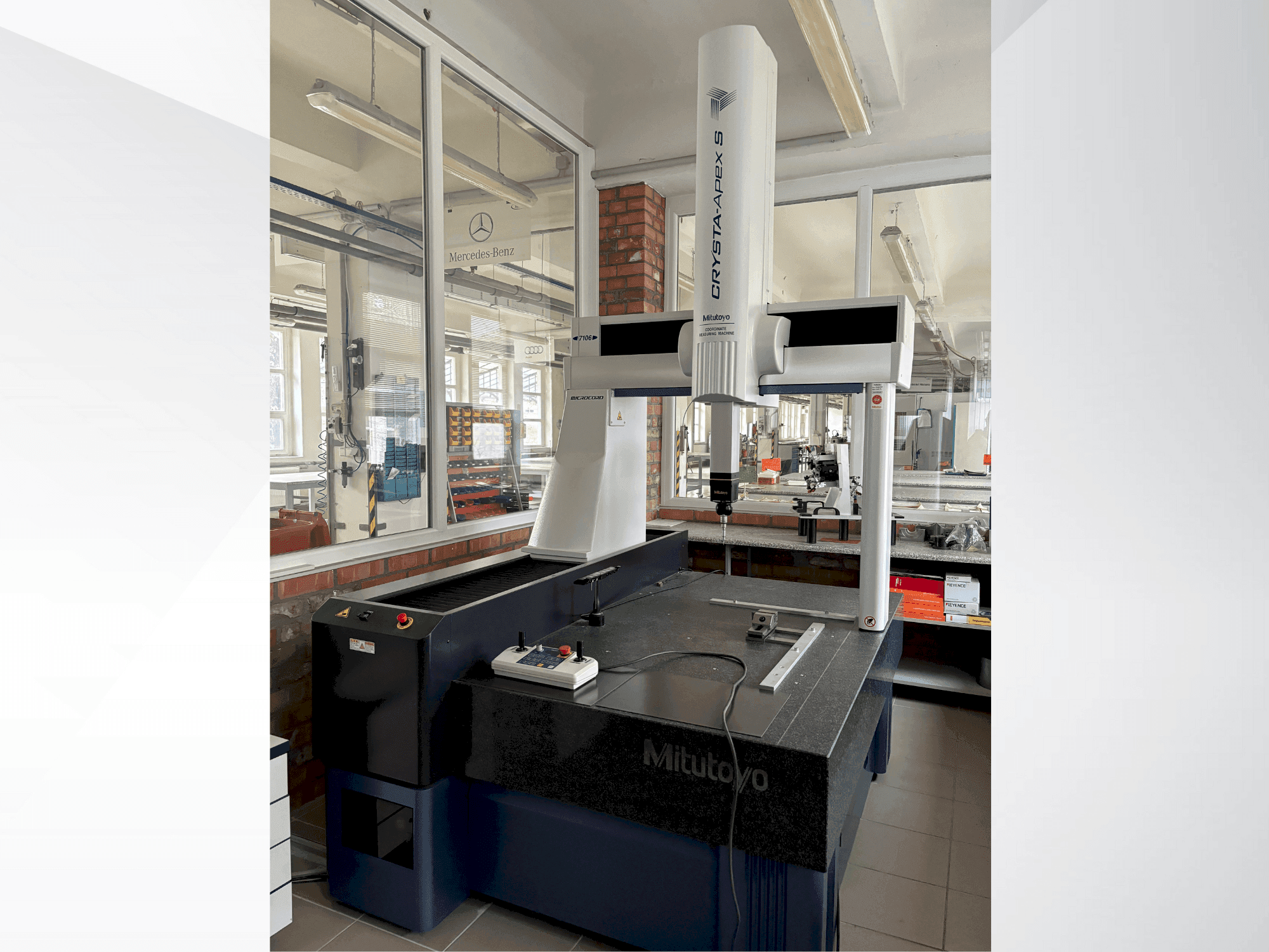 Vista frontale della macchina Mitutoyo CRYSTA-Apex S7106