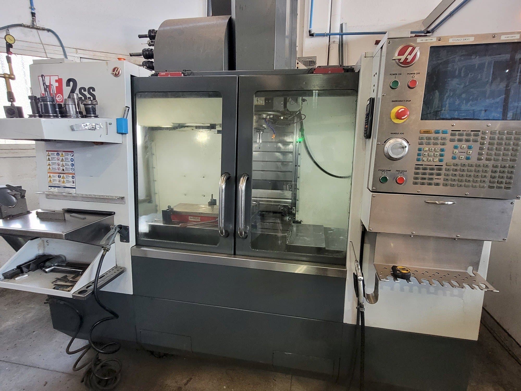 Vista frontale della macchina HAAS VF2SS