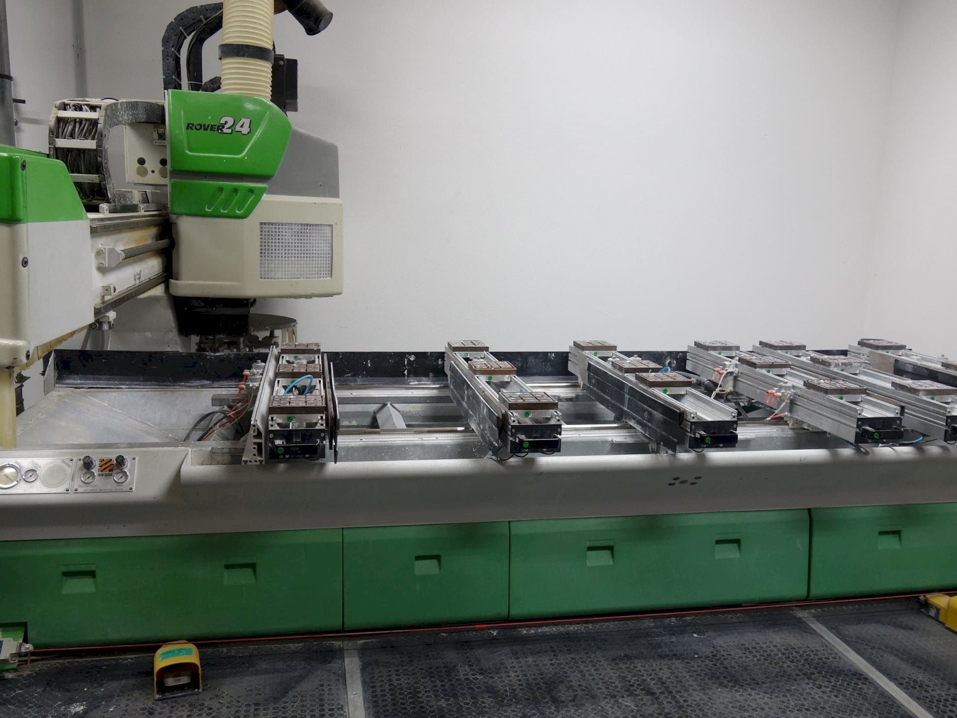 Vista frontale della macchina BIESSE Rover 24 S