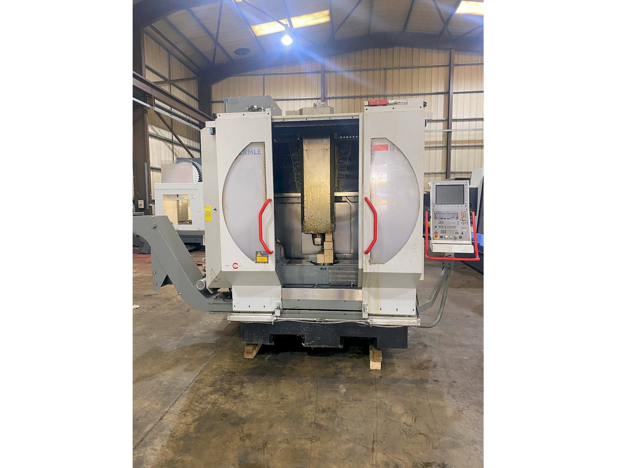 Vista frontale della macchina HERMLE B 300 U