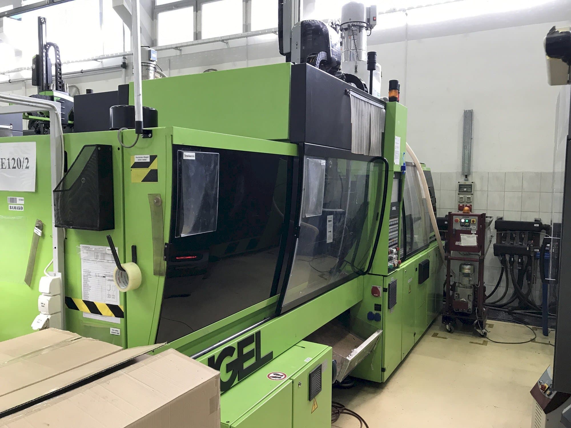 Vista frontale della macchina ENGEL VC 500/120 Plus