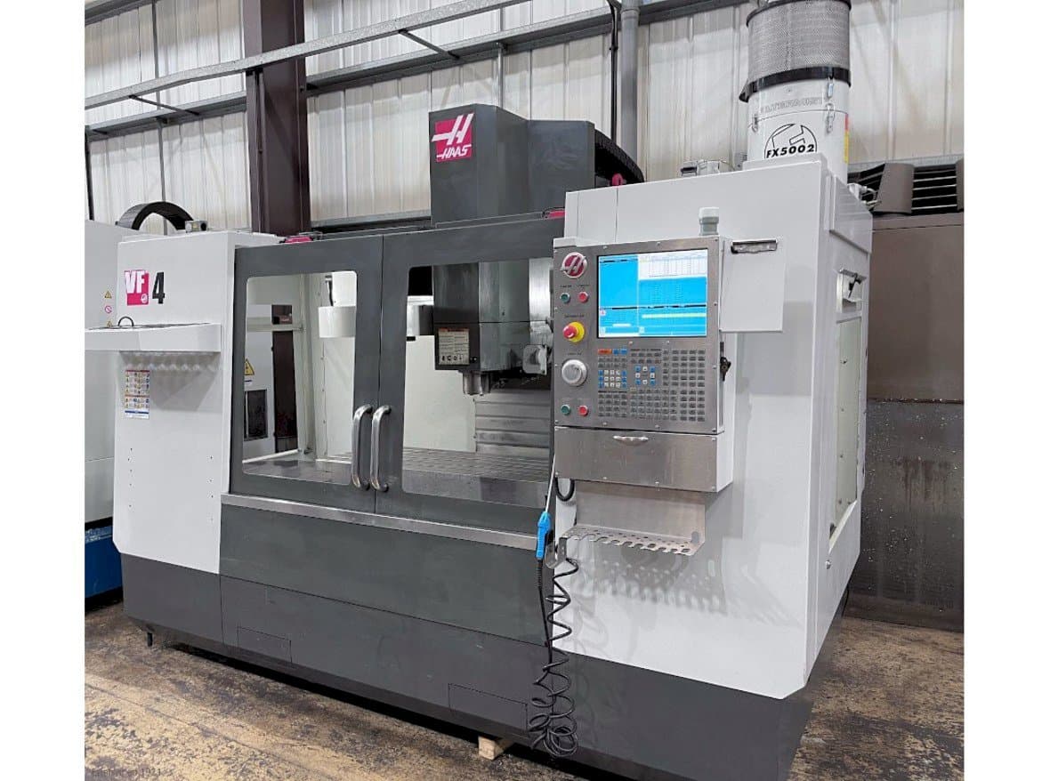 Vista frontale della macchina HAAS VF-4