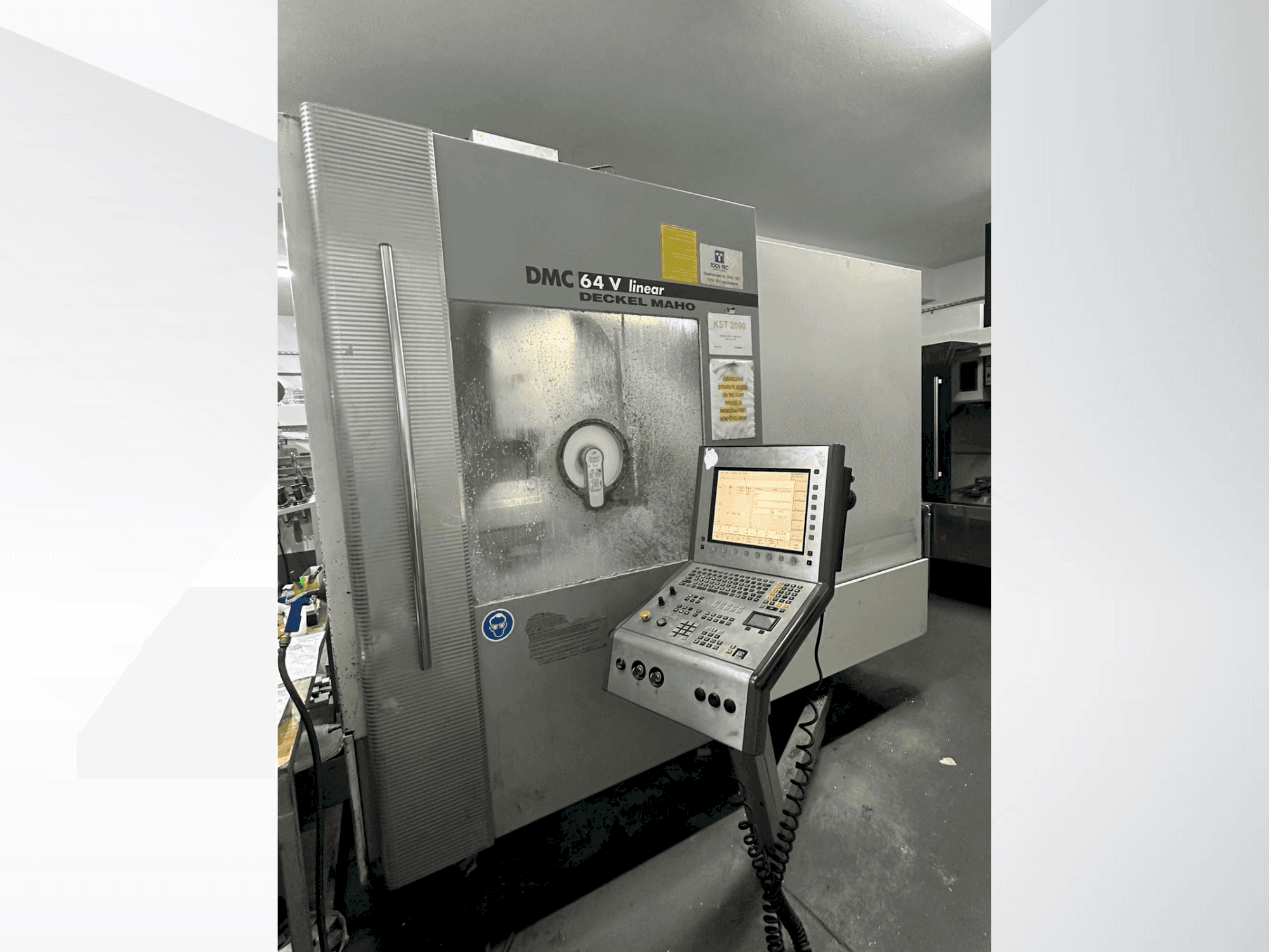 Vista frontale della macchina DECKEL MAHO 64 V Linear