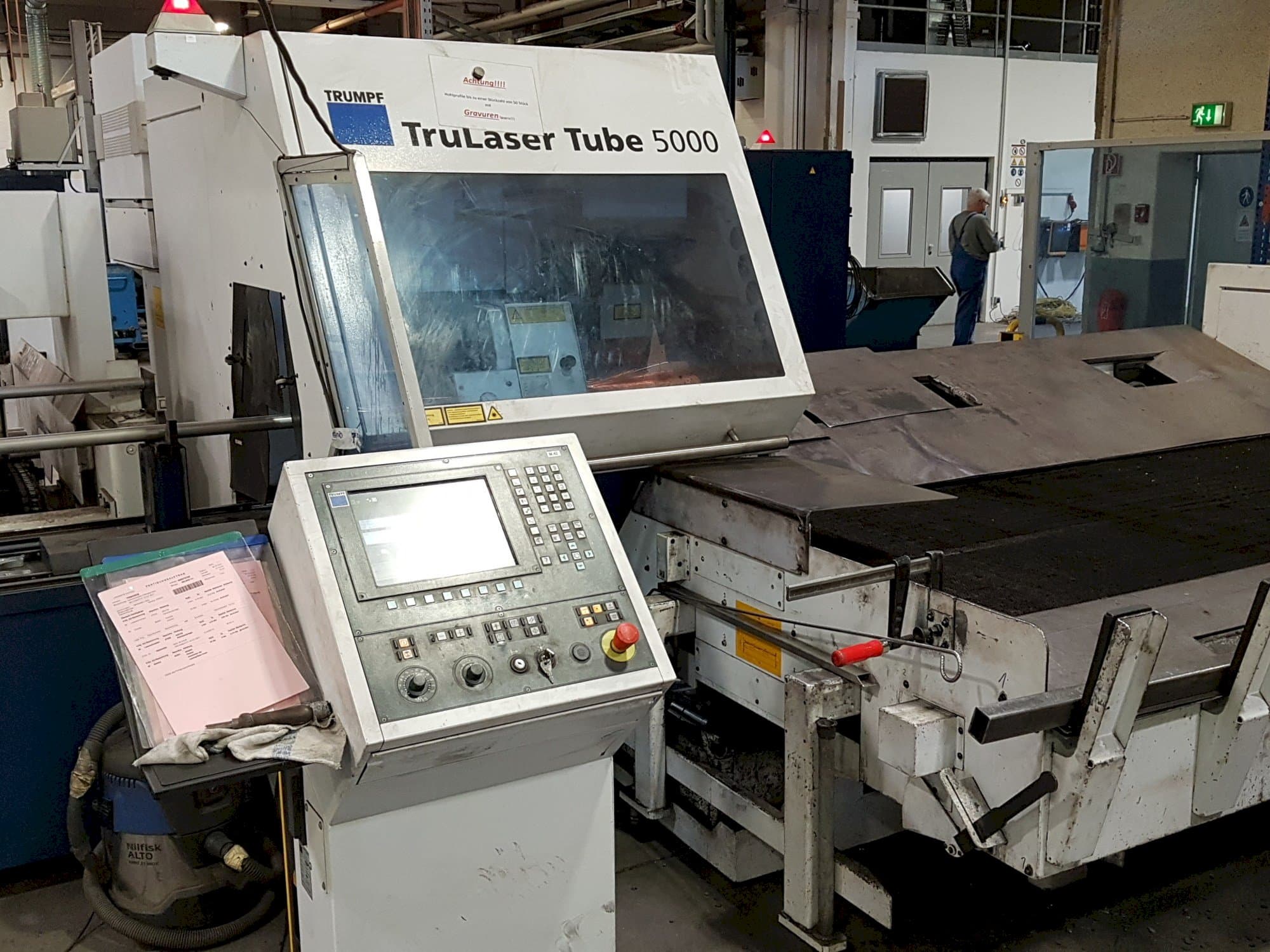 Vista frontale della macchina Trumpf TruLaser Tube 5000