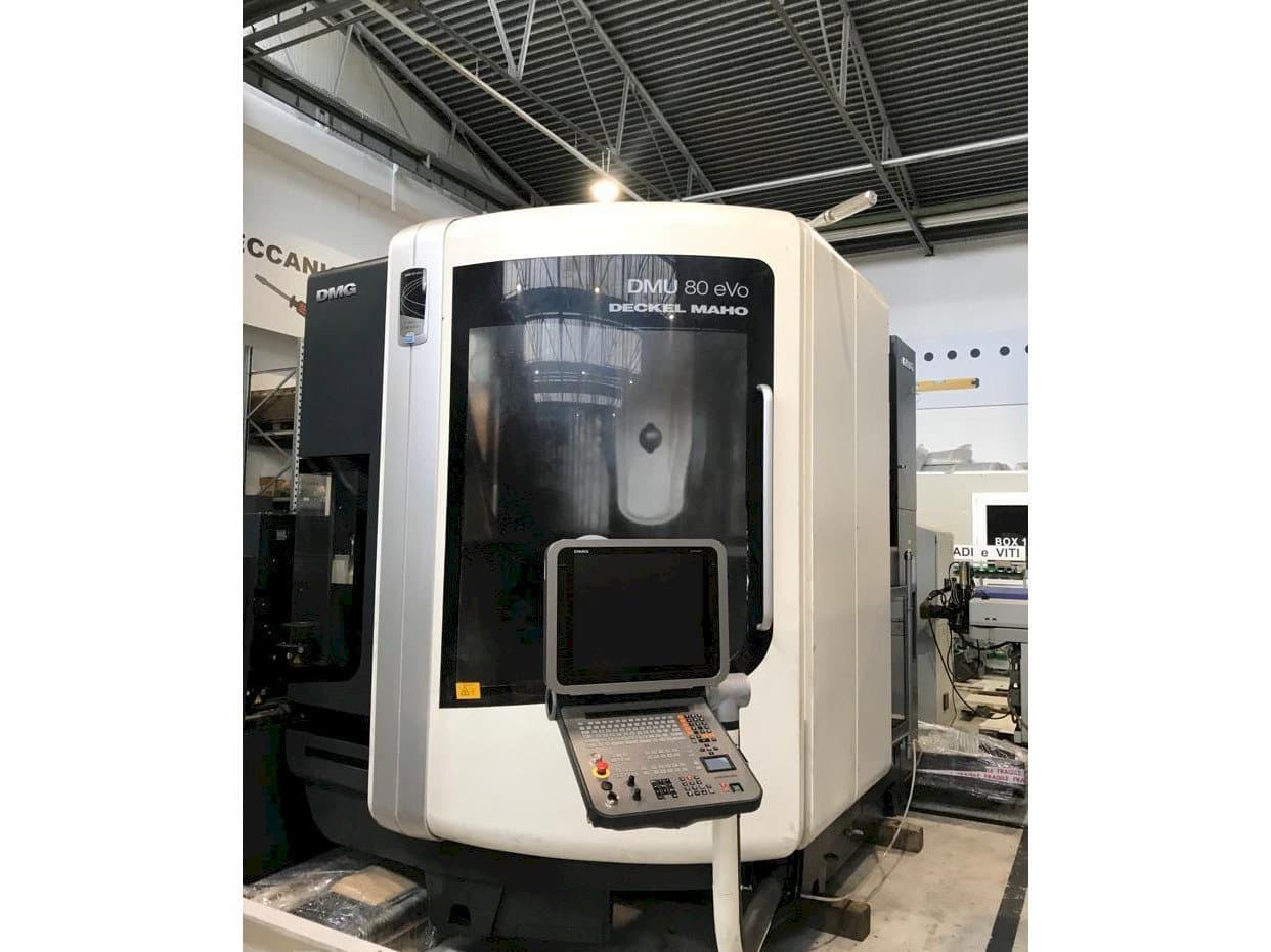Vista frontale della macchina DMG MORI DMU 80 EVO