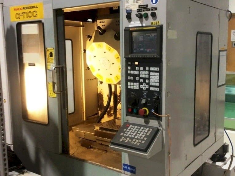 Vista frontale della macchina FANUC RoboDrill Q-T10C