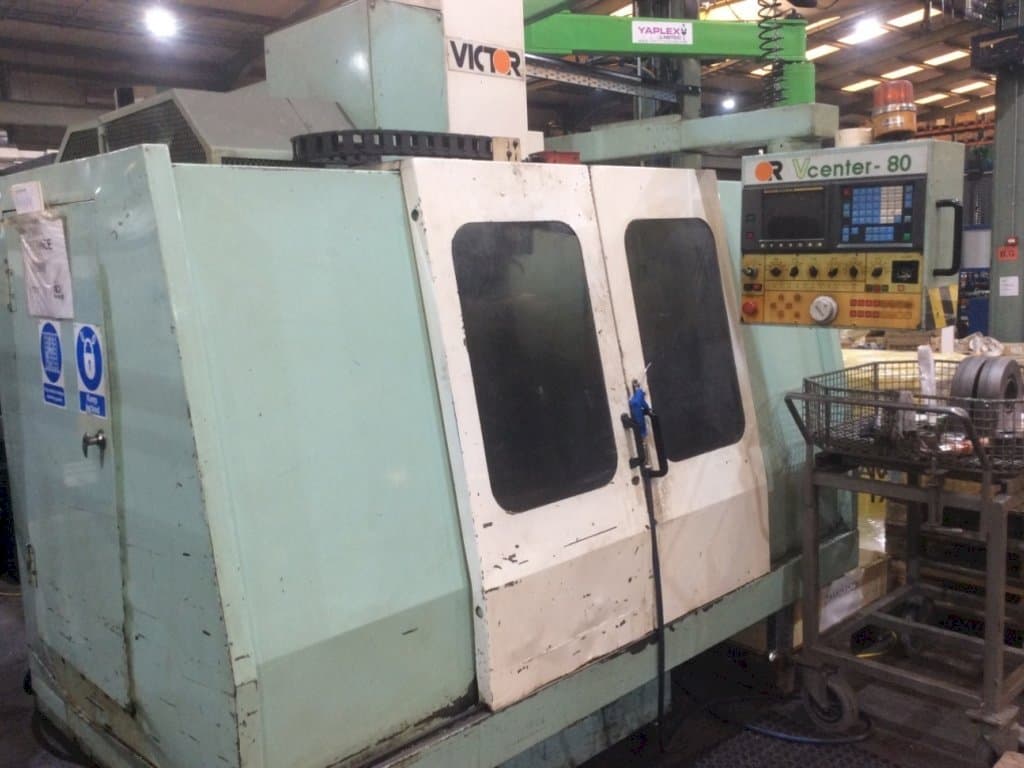 Vista frontale della macchina Victor V Centre-80