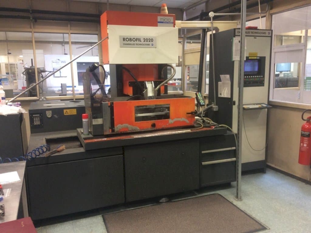 Vista frontale della macchina CHARMILLES Technologies Robofil 2020 - 1