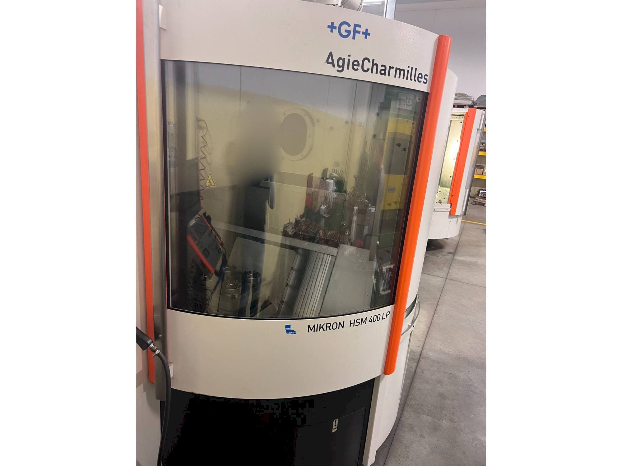 Vista frontale della macchina AgieCharmilles MIKRON HSM 400 LP