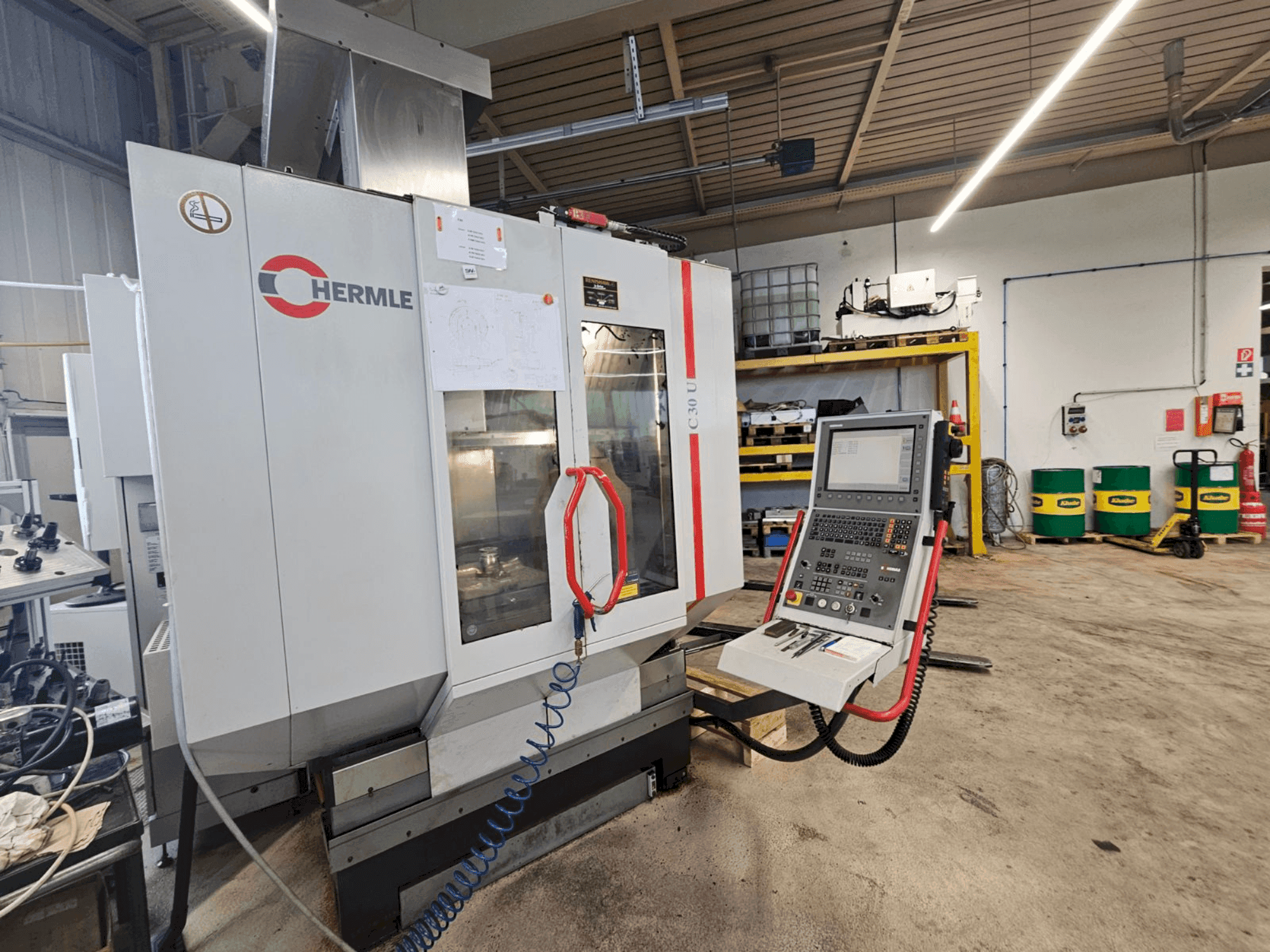 Vista frontale della macchina HERMLE C 30 U