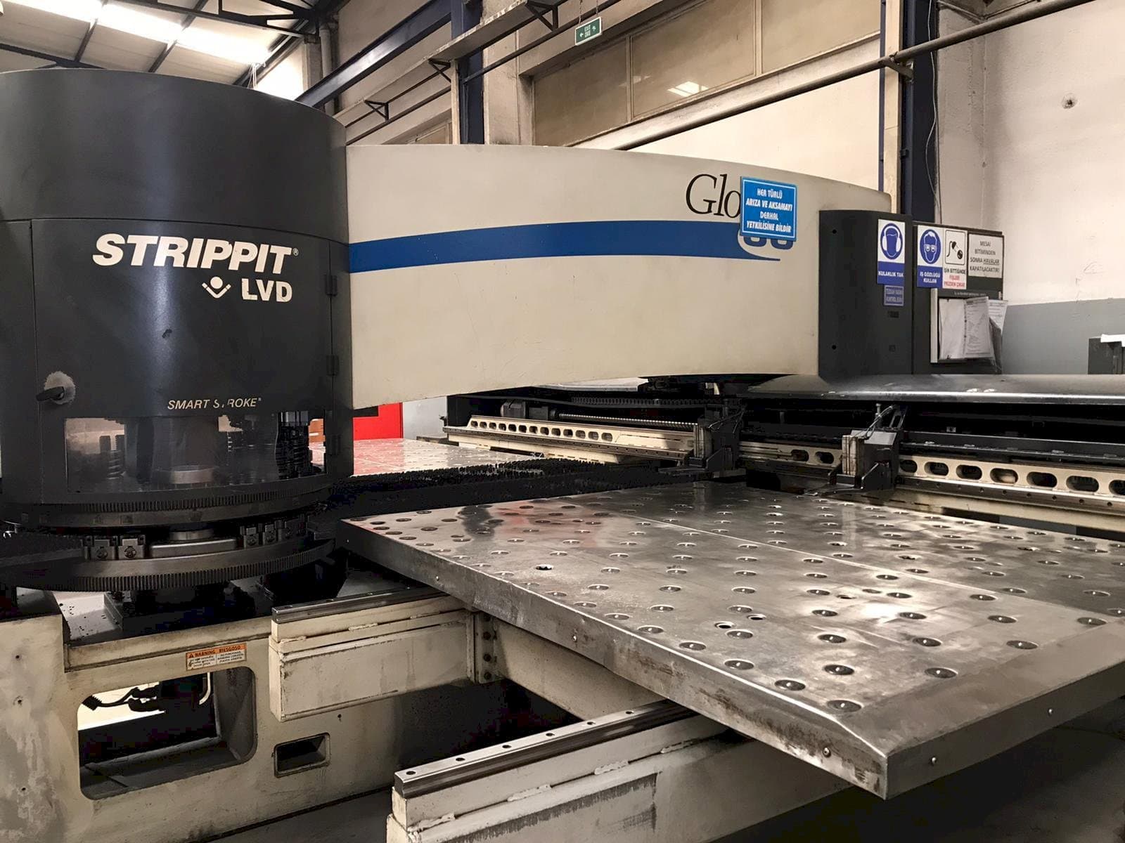 Vista frontale della macchina LVD STRIPPIT Global 30 1525