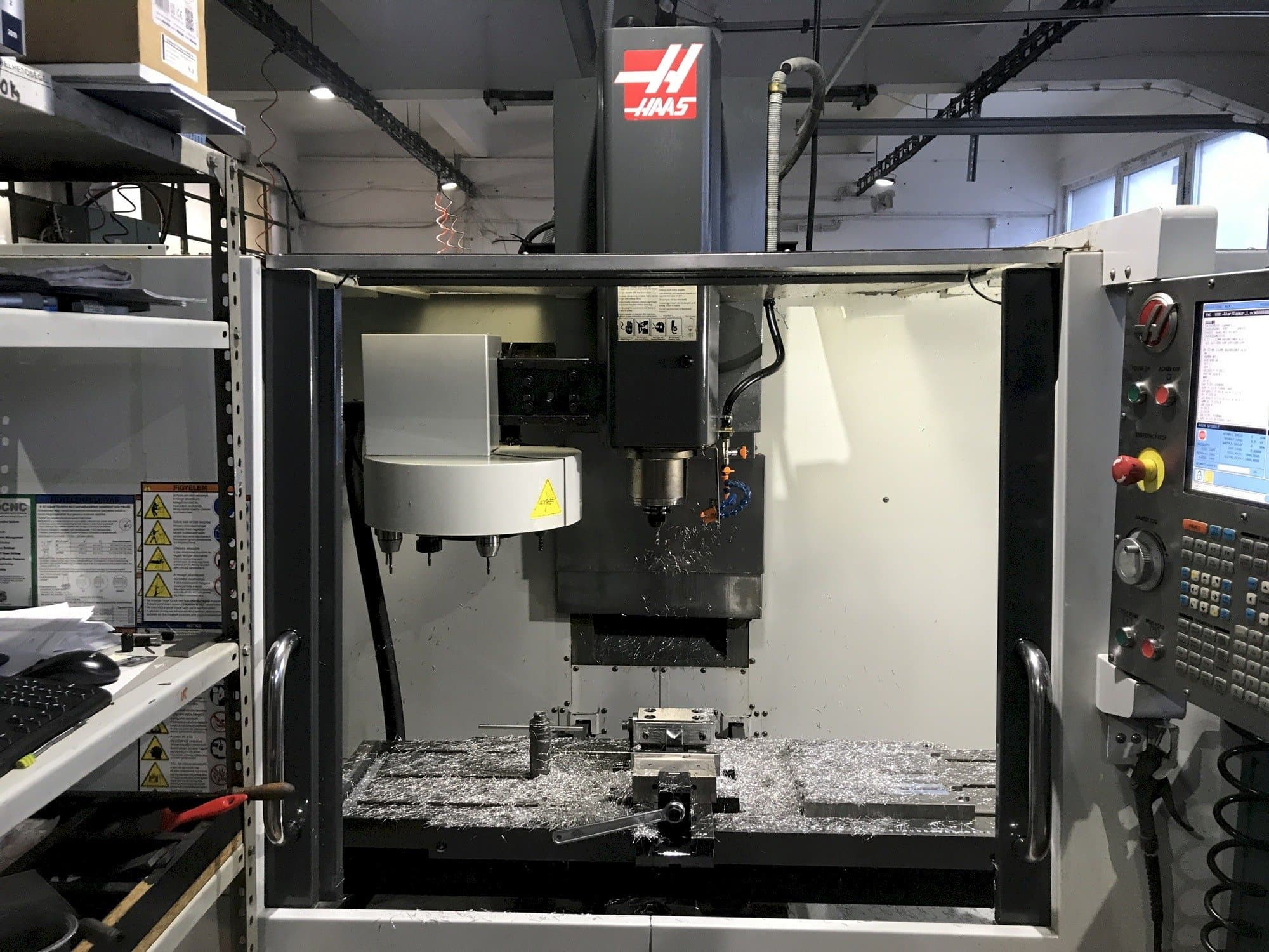 Vista frontale della macchina HAAS TM-3P