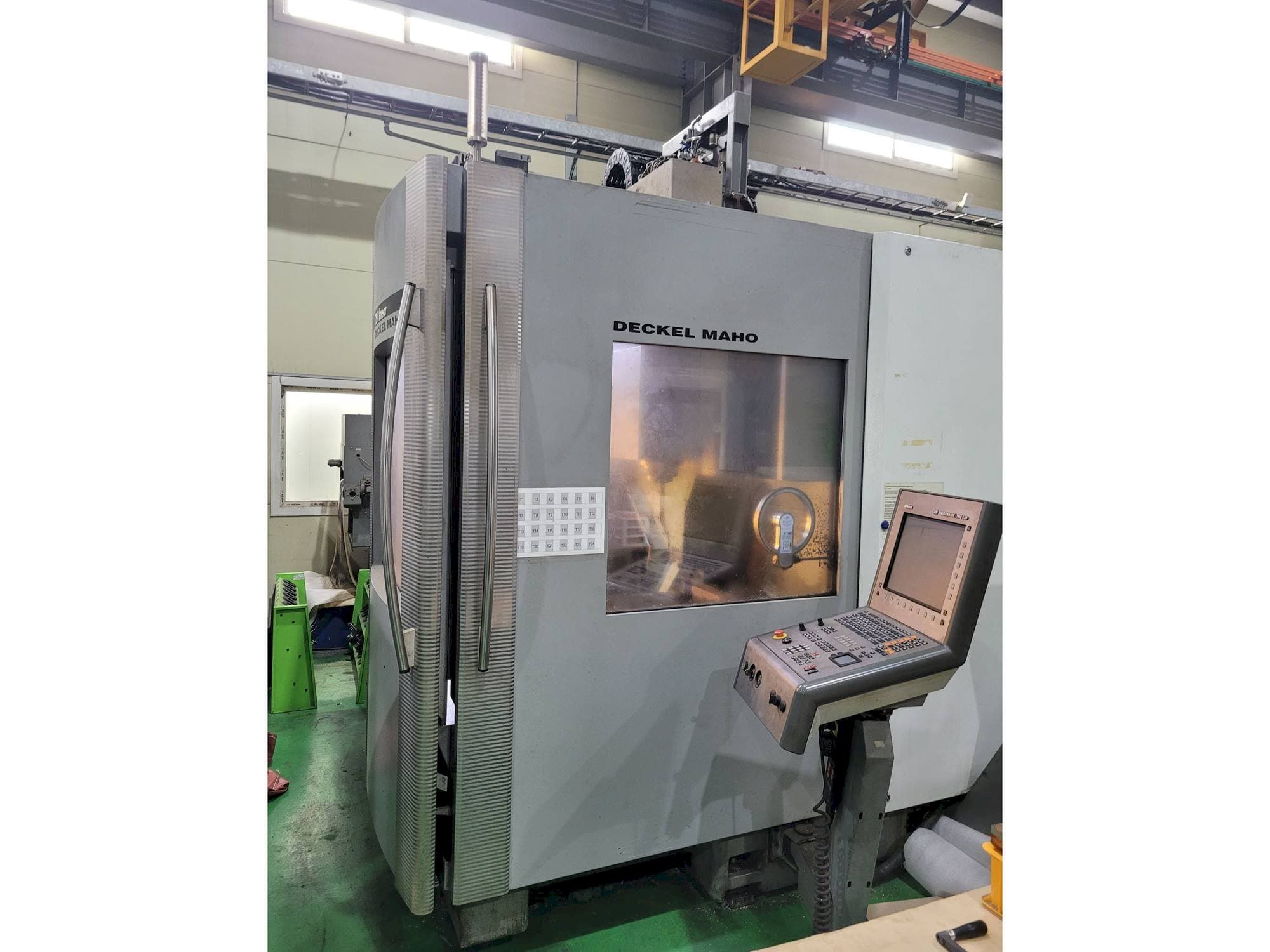 Vista frontale della macchina DECKEL MAHO DMC 75 Linear